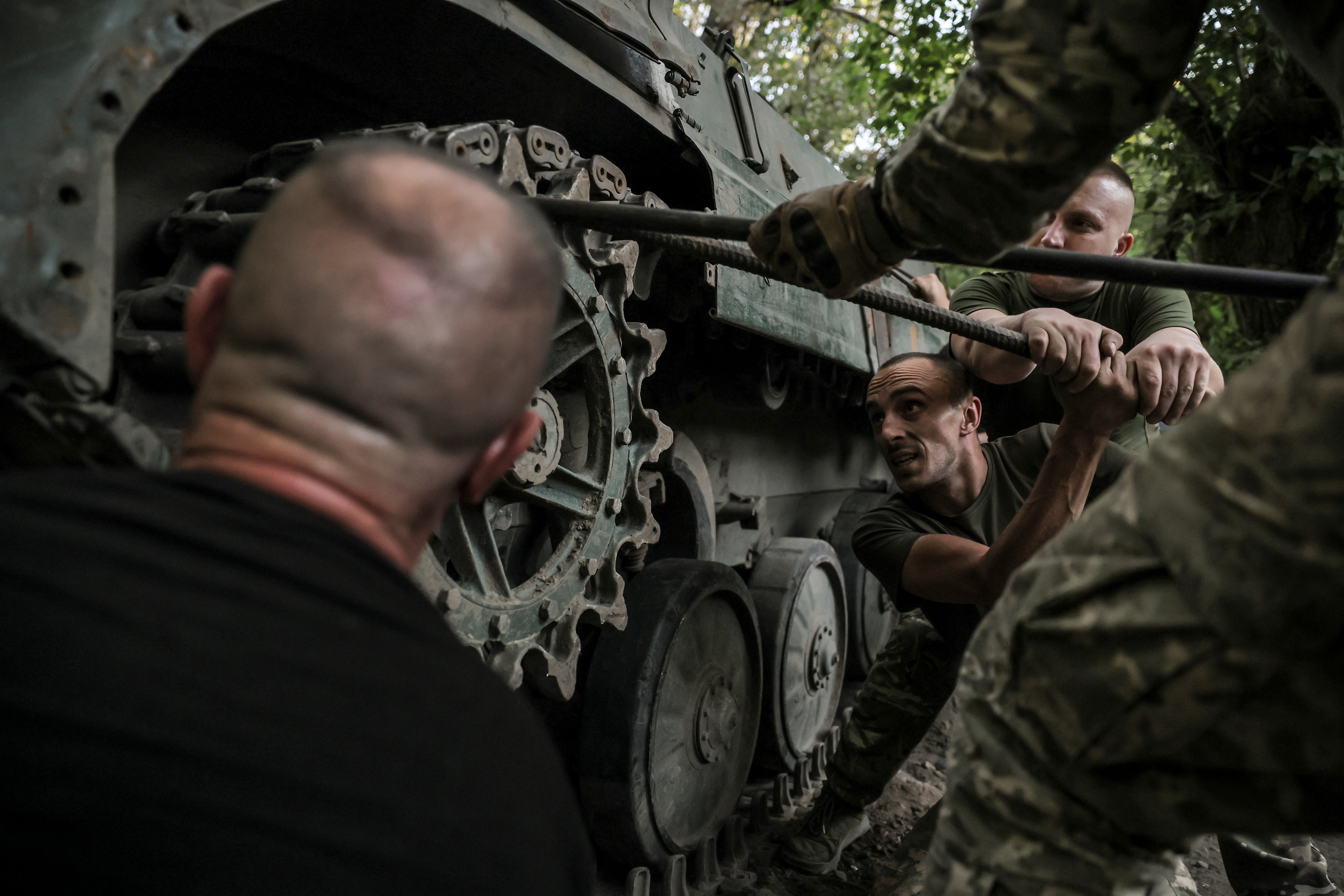 Военнослужащие 24-й механизированной бригады имени Царя Данила ремонтируют боевую машину пехоты БРМ1К возле города Часов Яр в Донецкой области Украины.