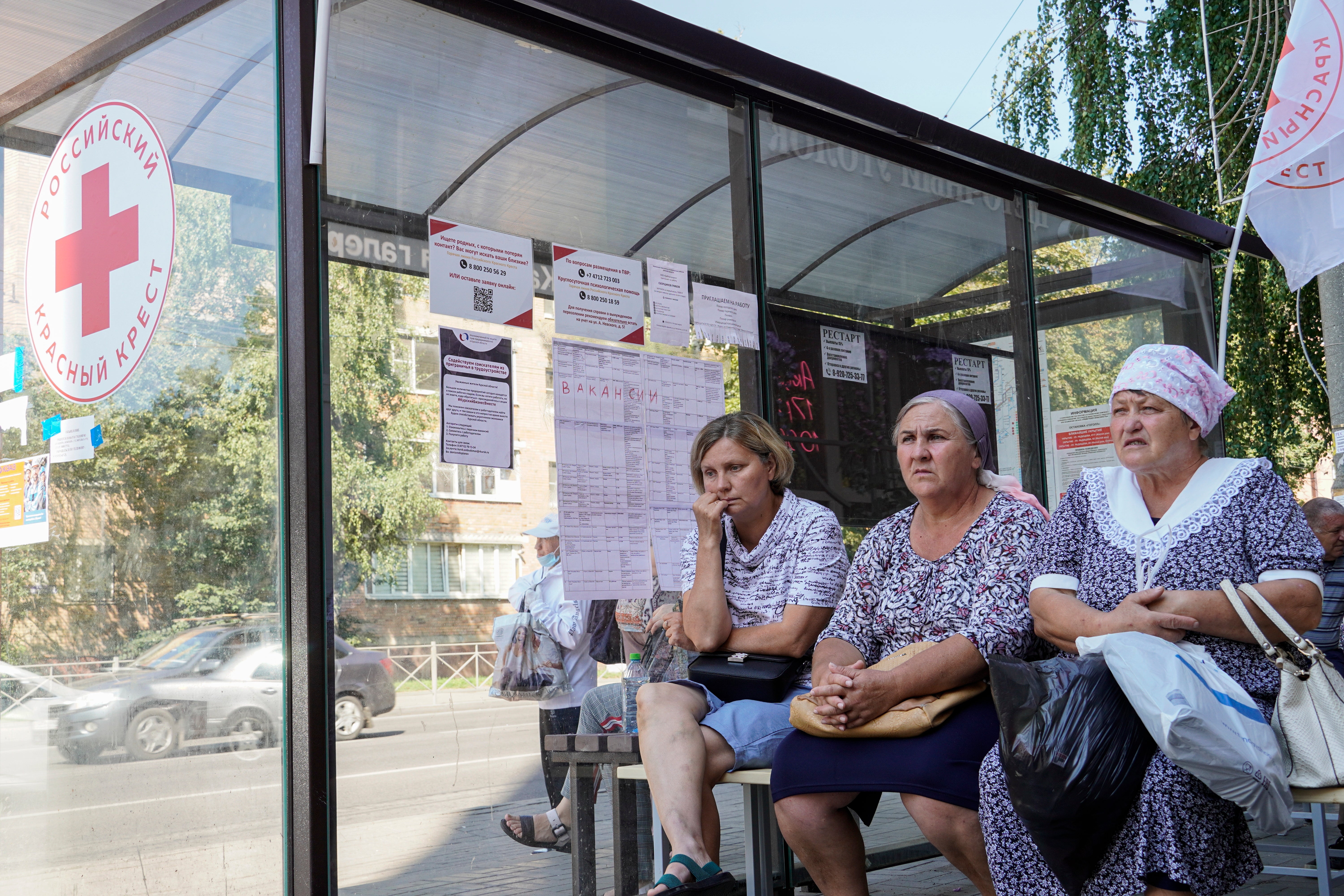 Три женщины ждут медицинской помощи в одноименном областном центре Курске, примерно в 65 километрах от украинских войск