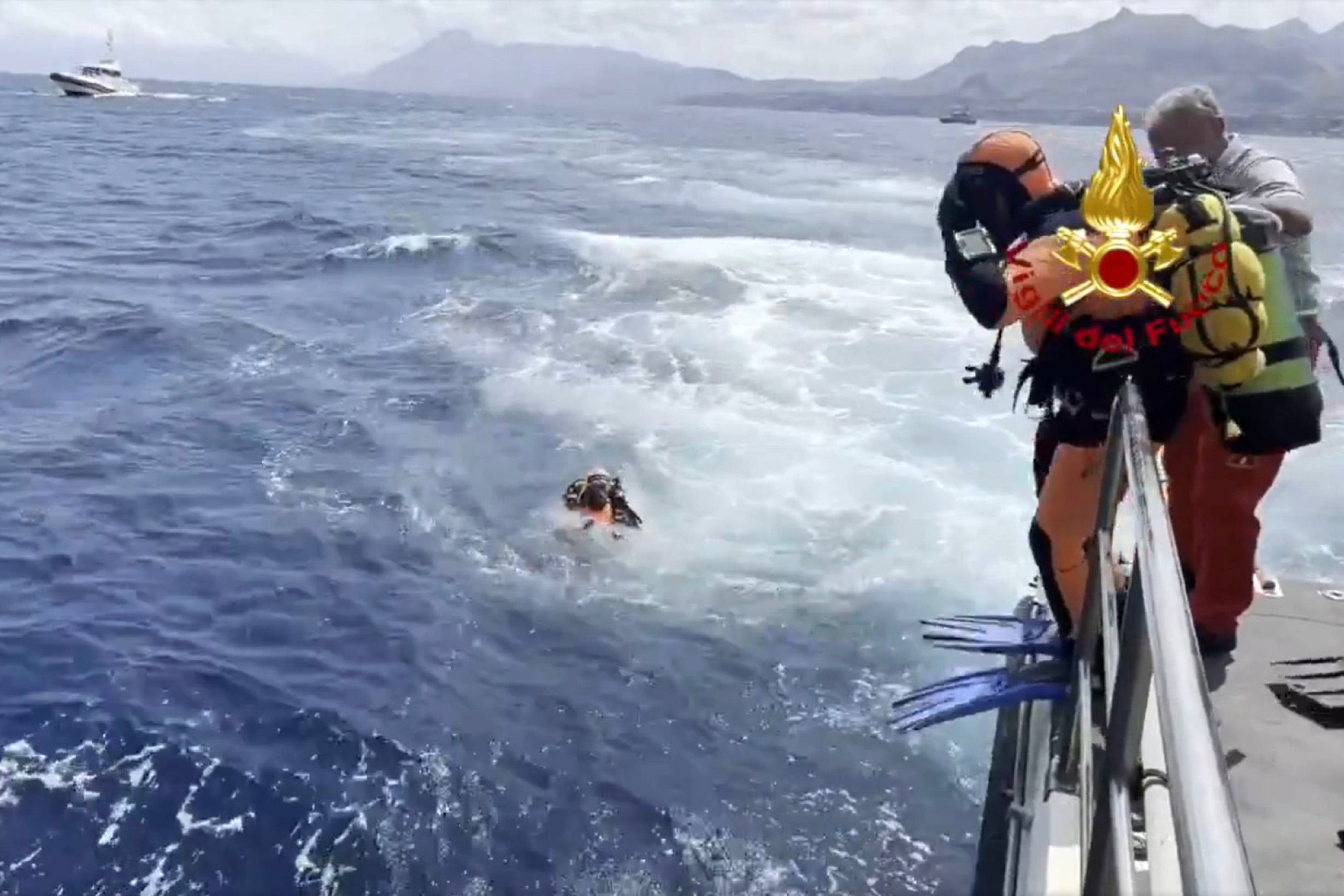 Divers try to reach the wreck in crucial 24 hours