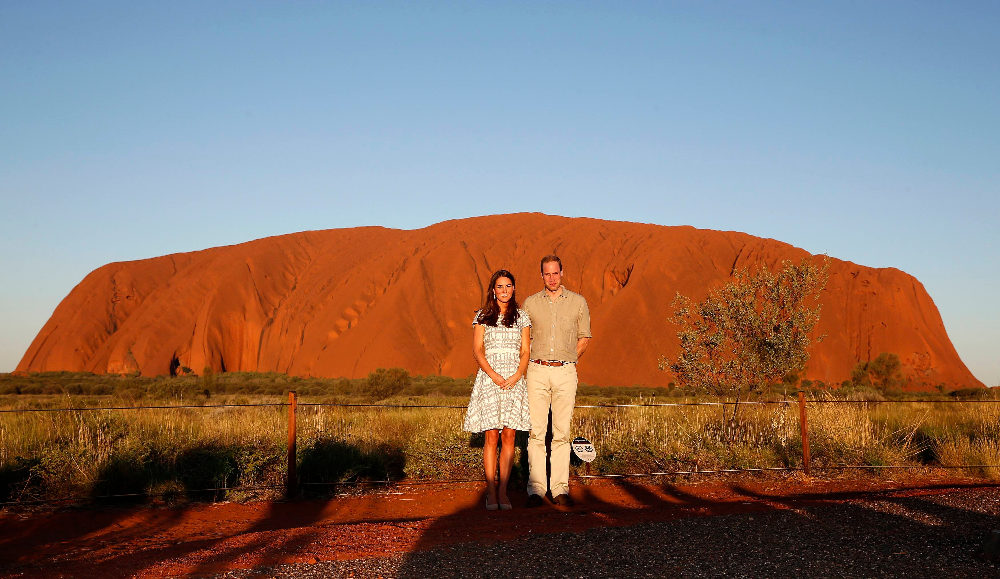 William e Kate visitaram Uluru em 2014 durante sua primeira viagem oficial ao exterior com o filho George