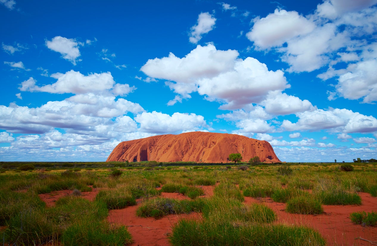 O monólito de arenito foi oficialmente renomeado como Uluru/Ayers Rock em 2002