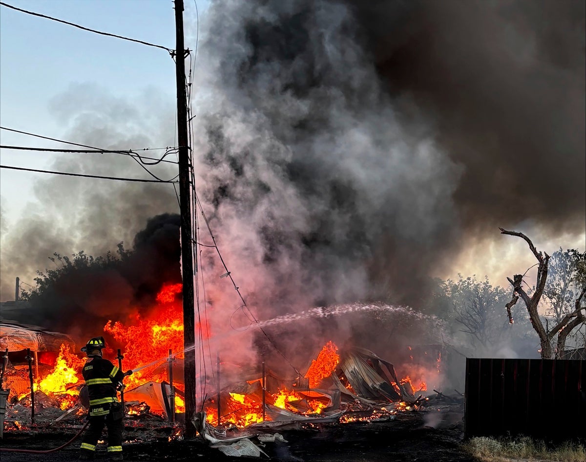 Two killed in West Texas plane crash that set off a fire and injured a woman