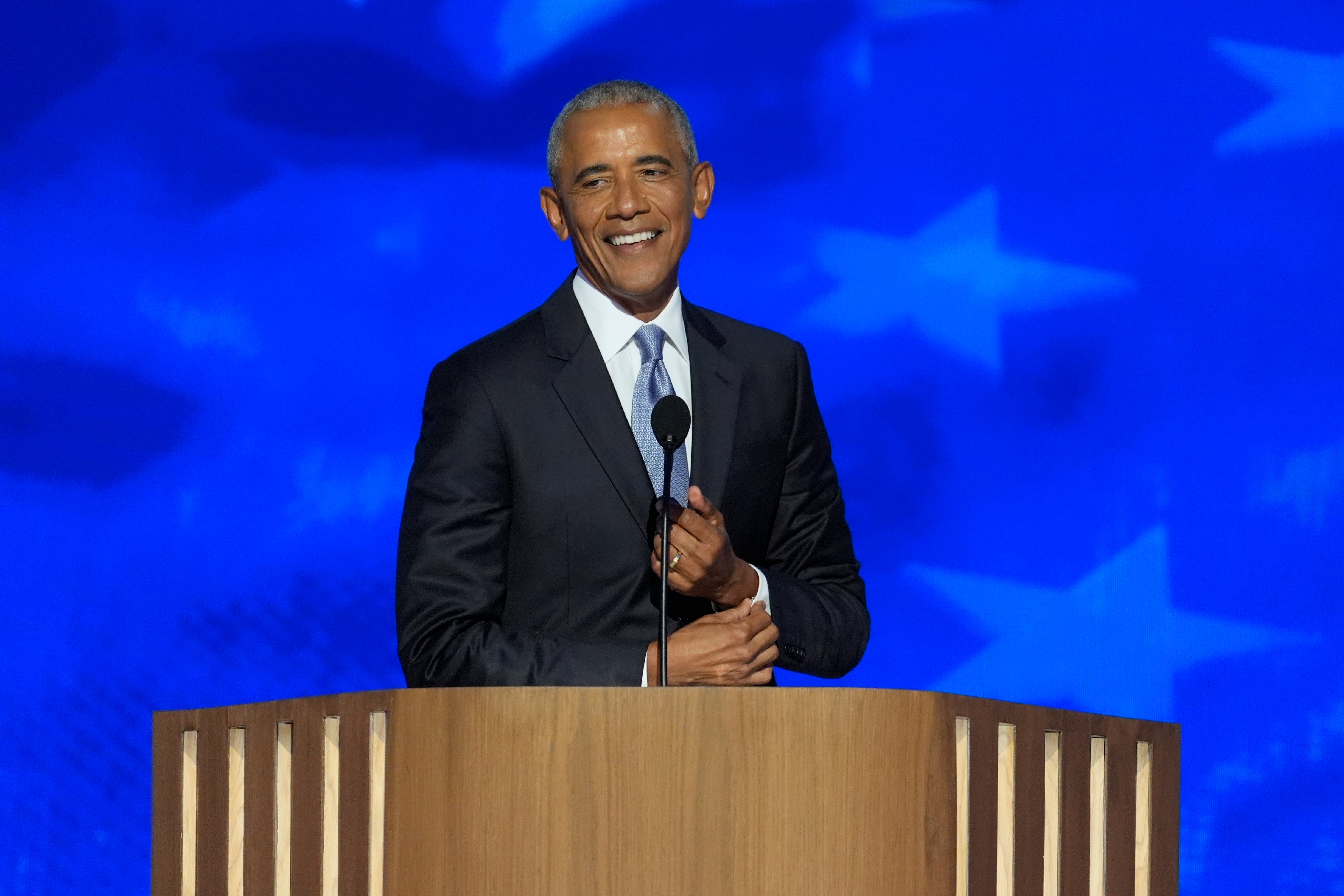 El expresidente Barack Obama habla en la Convención Nacional Demócrata, el martes 20 de agosto de 2024, en Chicago. (Foto AP/J. Scott Applewhite)