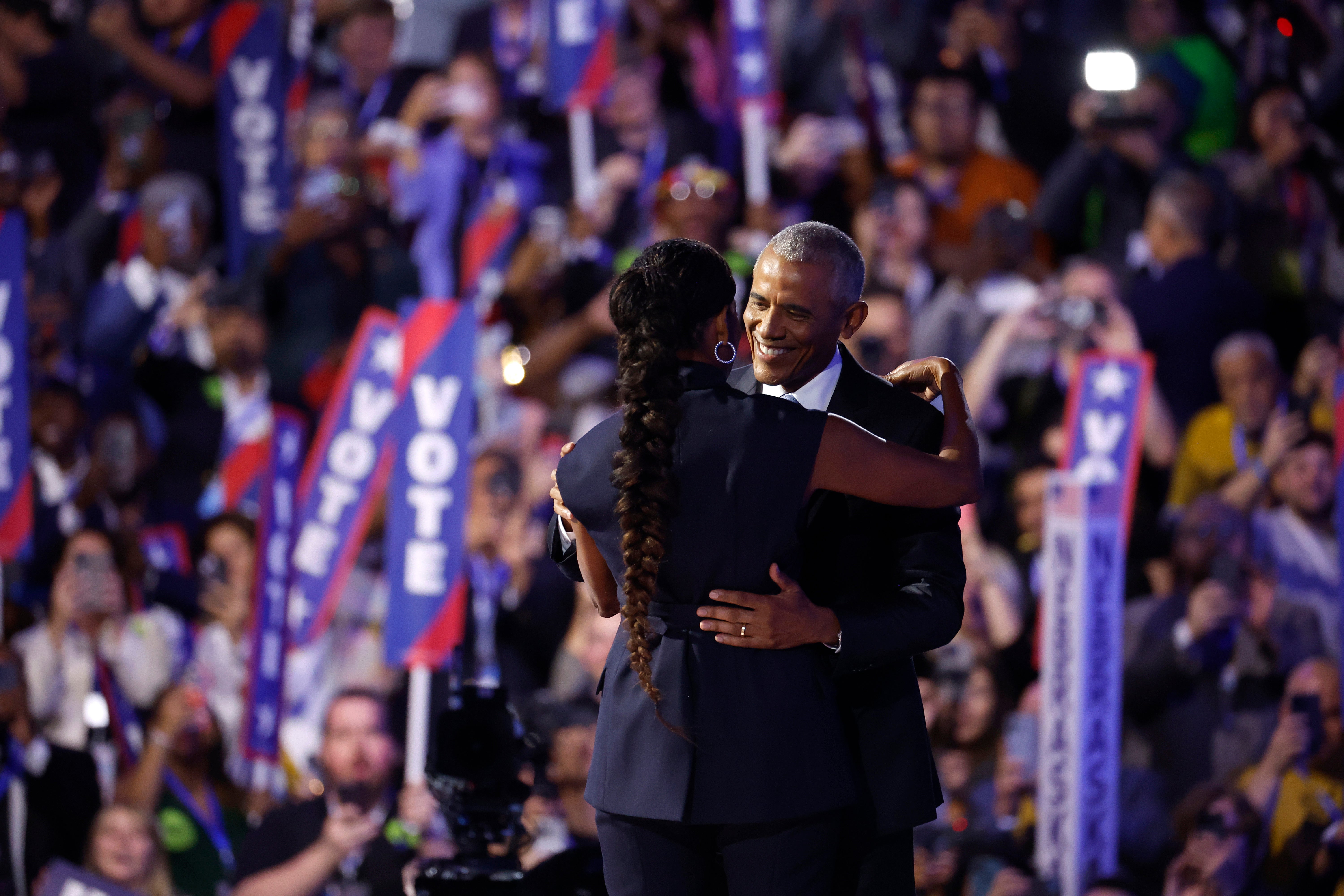 CHICAGO, ILLINOIS – 20 DE AGOSTO: El ex presidente estadounidense Barack Obama (R) saluda a la ex primera dama Michelle Obama cuando llega al escenario durante el segundo día de la Convención Nacional Demócrata en el United Center el 20 de agosto de 2024 en Chicago, Illinois. . Delegados, políticos y partidarios demócratas se están reuniendo en Chicago cuando la actual vicepresidenta Kamala Harris ha sido anunciada como candidata presidencial de su partido. El Comité Nacional Demócrata se llevará a cabo del 19 al 22 de agosto. (Foto de Kevin Dietsch/Getty Images)