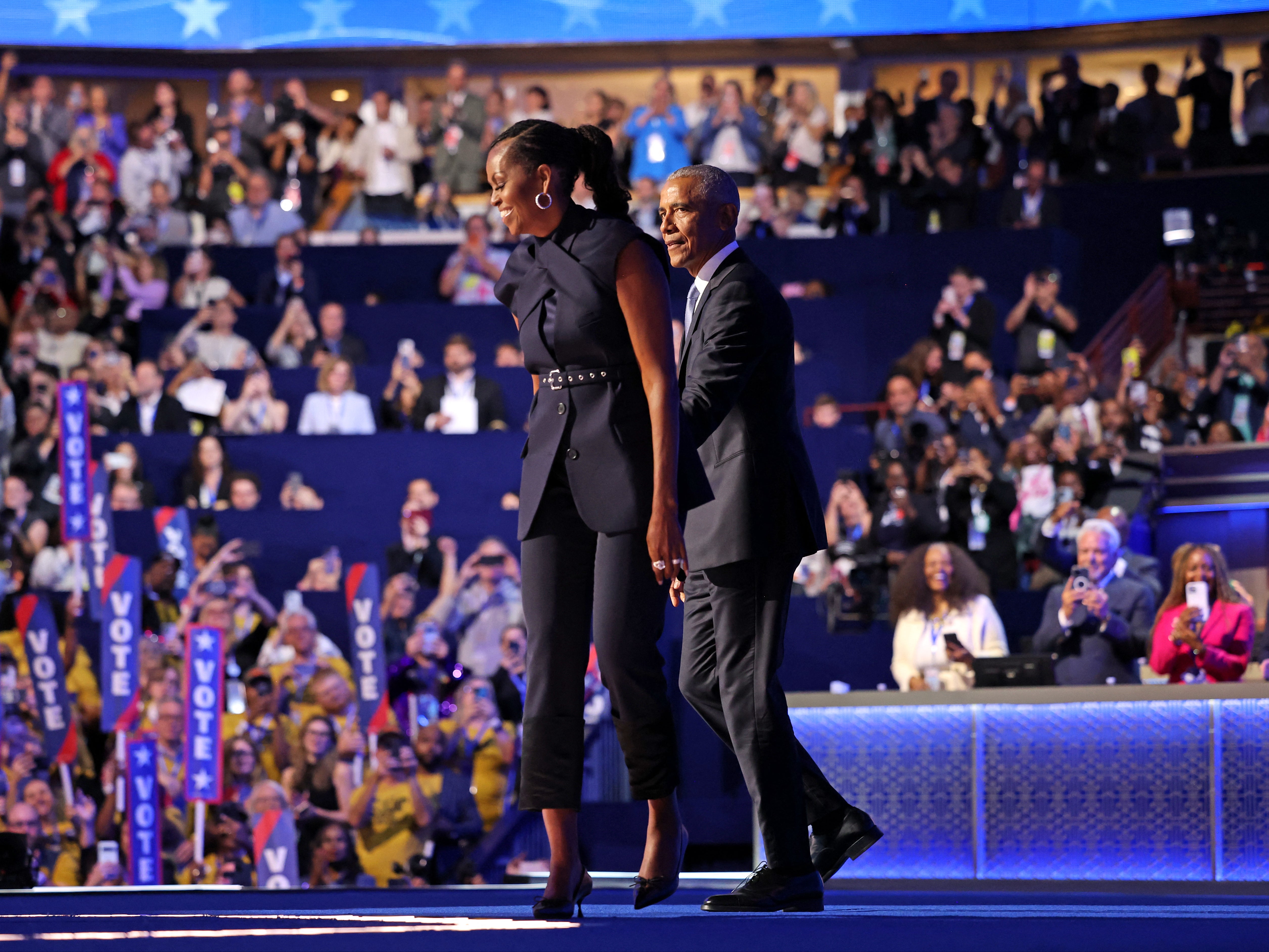 El ex presidente estadounidense Barack Obama (izq.) saluda a la ex primera dama estadounidense Michelle Obama durante el segundo día de la Convención Nacional Demócrata (DNC) en el United Center en Chicago, Illinois, el 20 de agosto de 2024. La vicepresidenta Kamala Harris aceptará formalmente el partido. Nominaciones presidenciales en el Comité Nacional Demócrata en Chicago, del 19 al 22 de agosto. (Charlie Tribalev/AFP vía Getty Images)