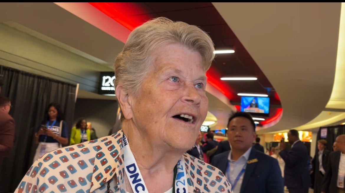 Maureen Card, de 84 años, que se mudó de Nebraska a Illinois para el Comité Nacional Demócrata.