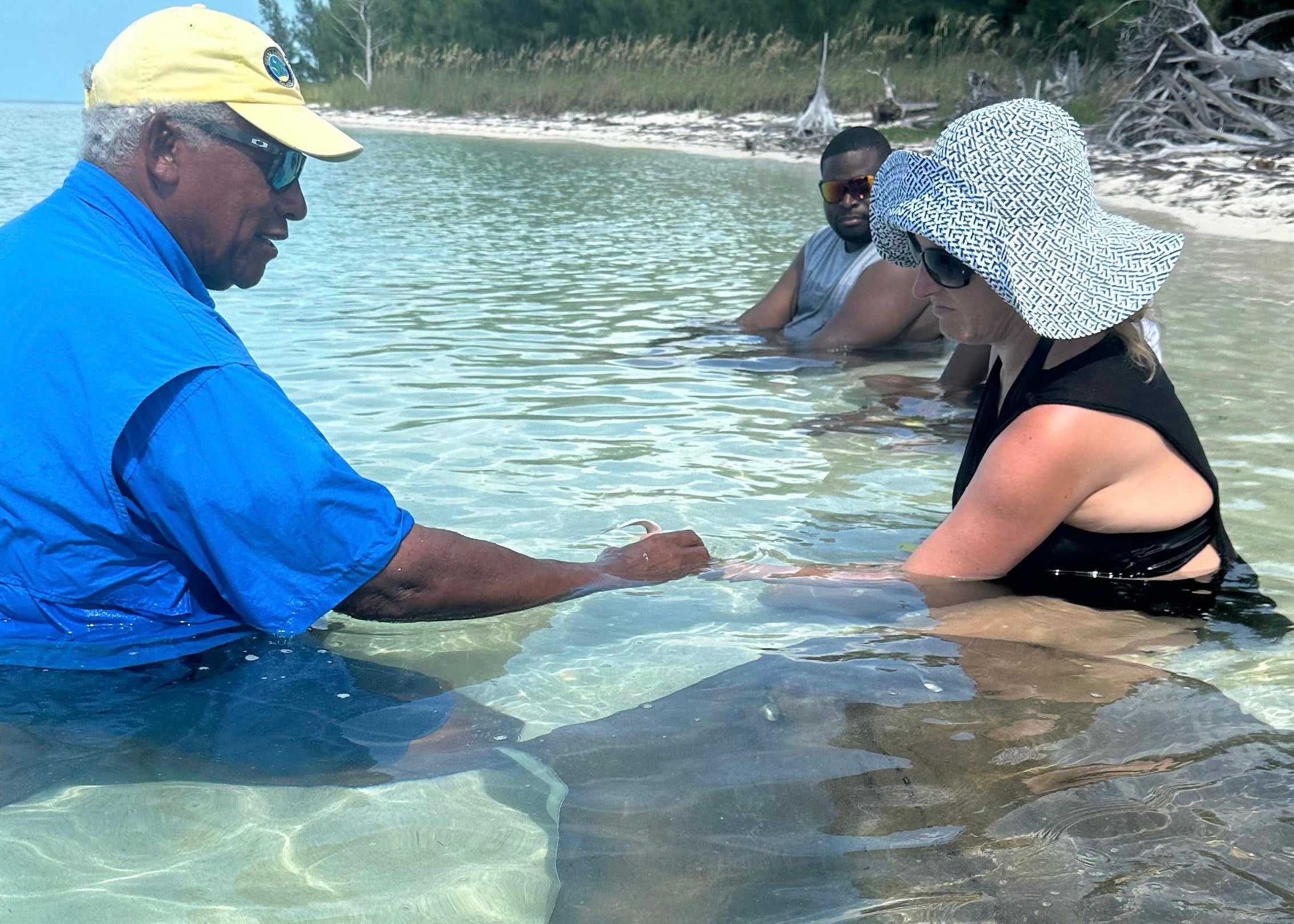 Keith demonstra como alimentar arraias com segurança (Bahamas Tourist Board)