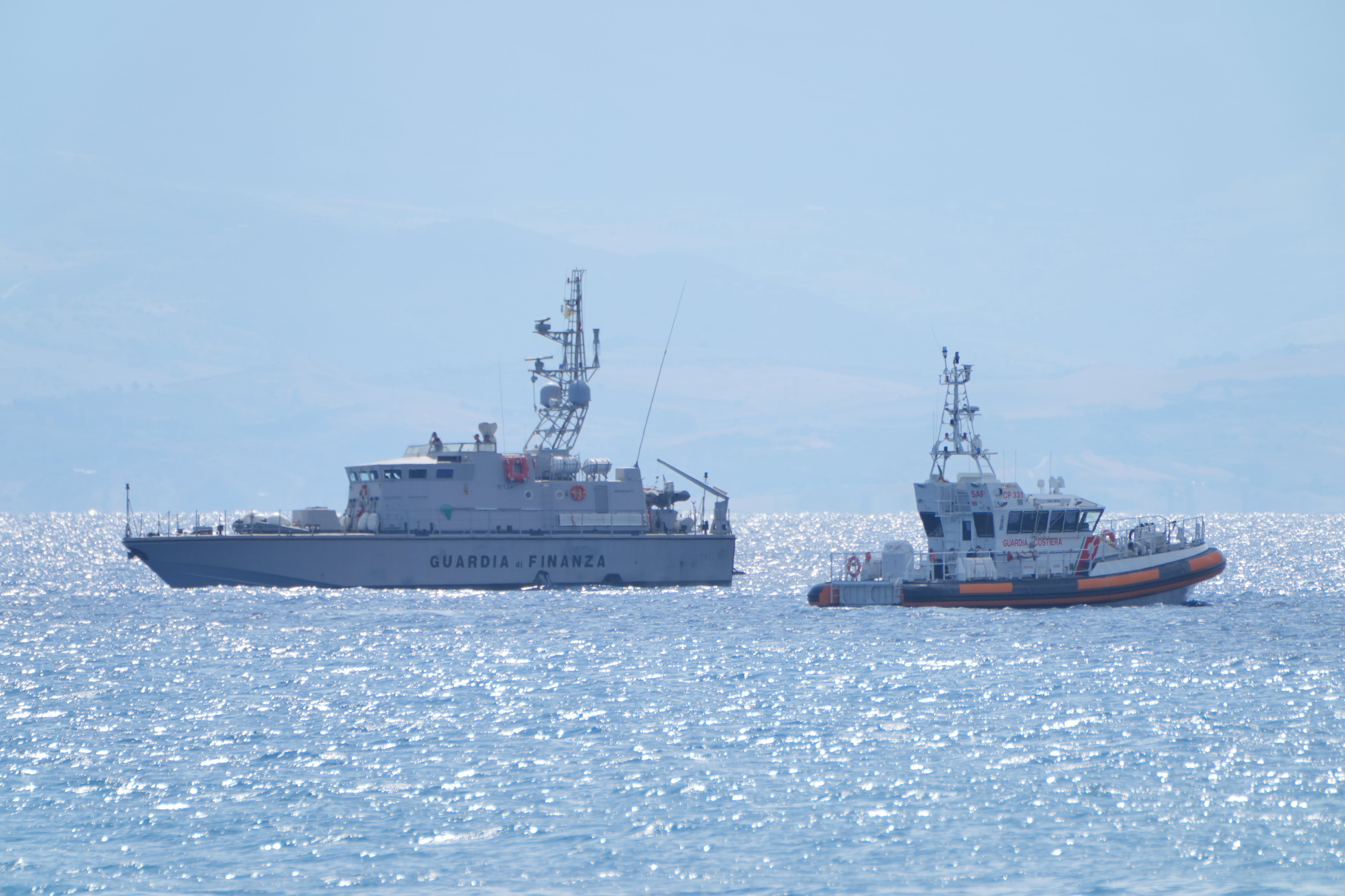 Los buzos pudieron llegar al casco del yate el miércoles por la mañana.