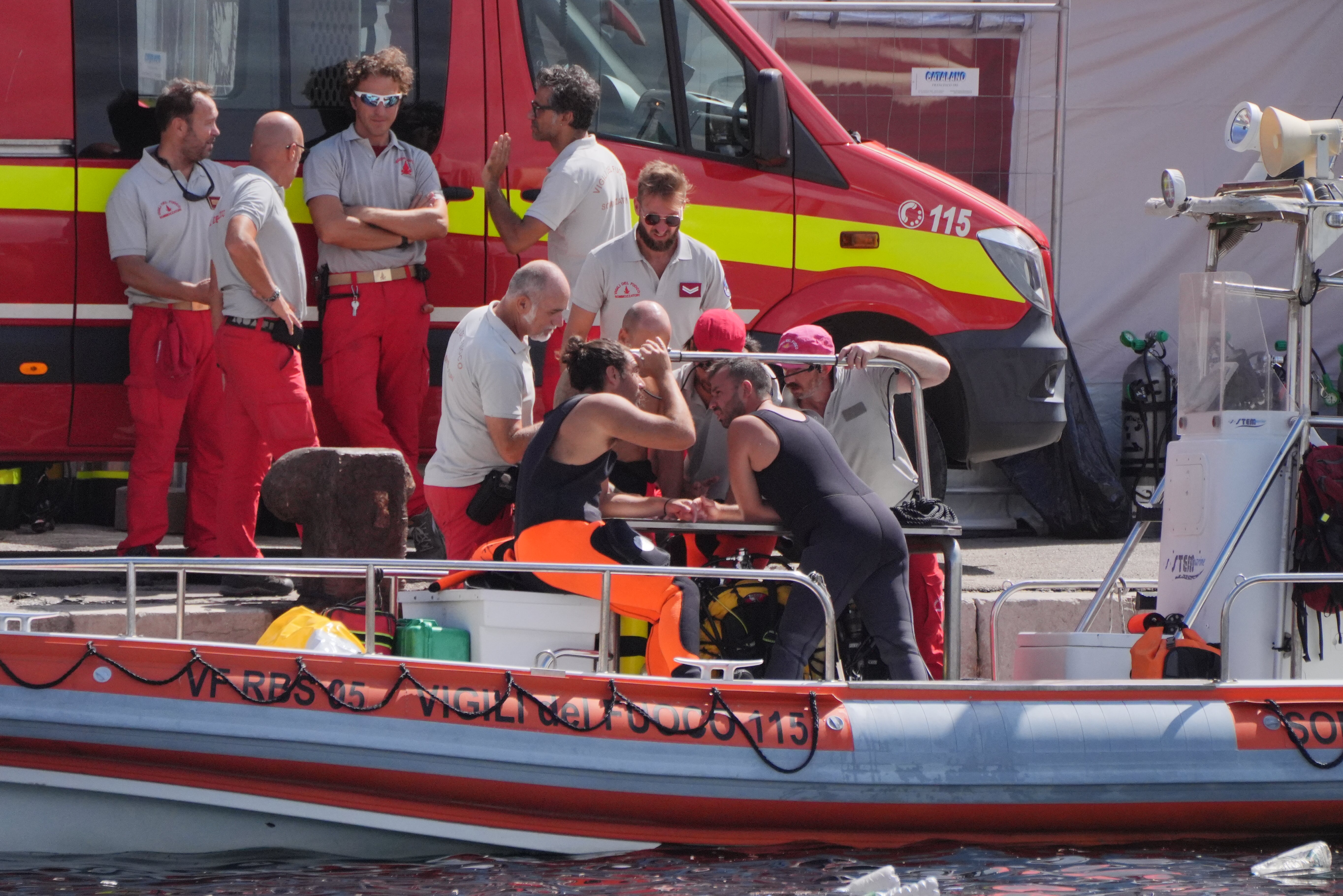 Italienische Rettungsdienste bereiten sich auf den Weg in das Suchgebiet vor