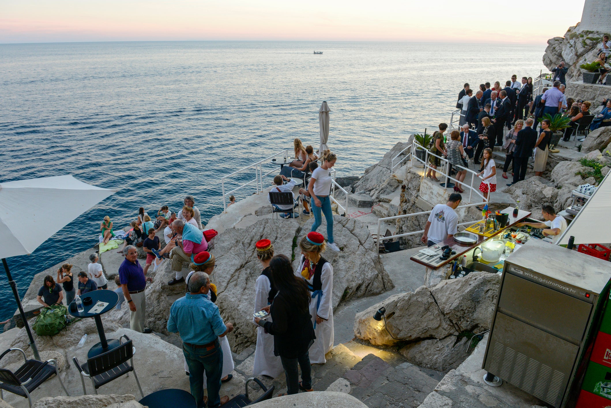 Precisa de uma pausa na caminhada? Pare nos bares de Dubrovnik integrados na encosta