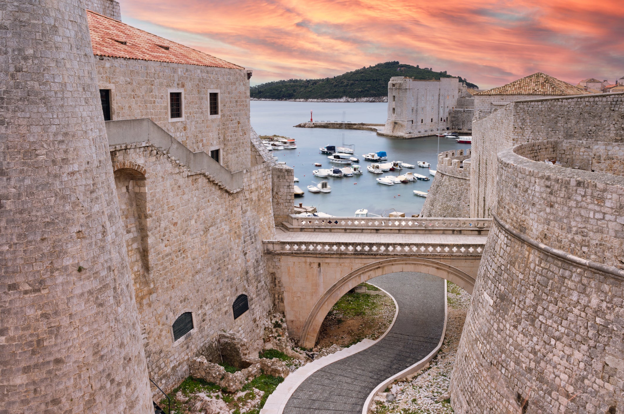 As muralhas da cidade velha de Dubrovnik giram em torno da cidade