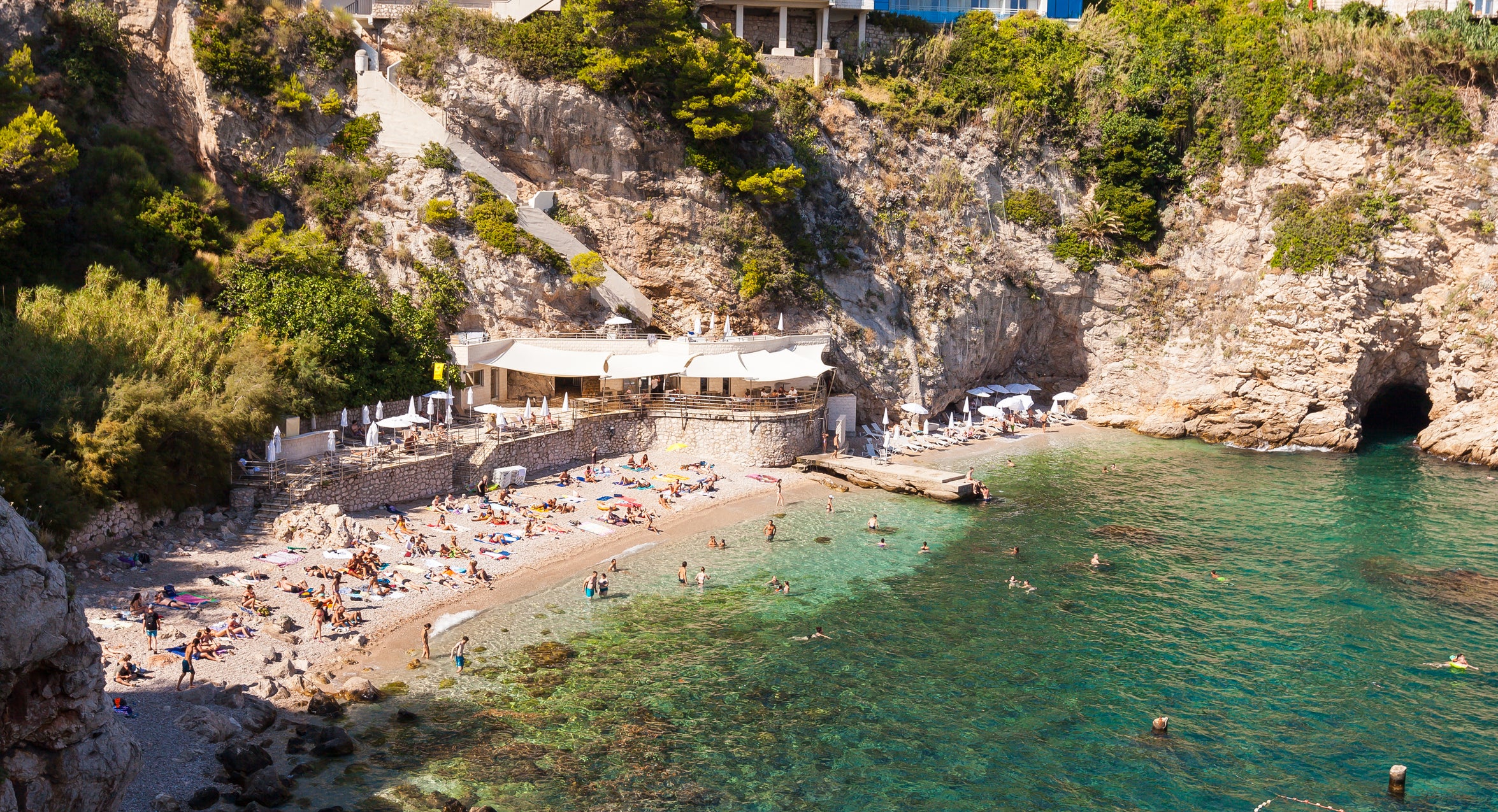 Passe um dia à beira-mar na praia de Sveti Jakov