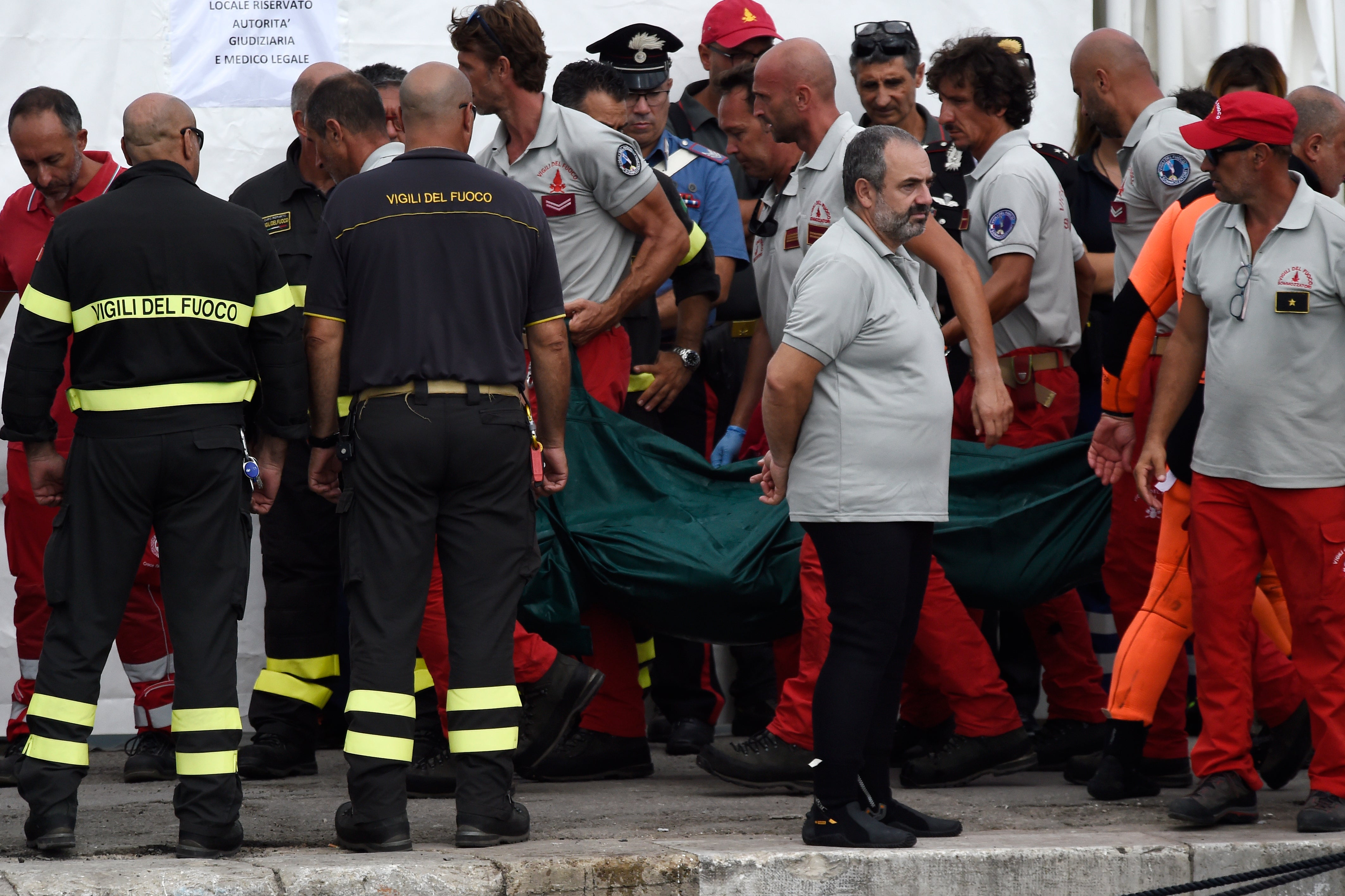 Seis personas están desaparecidas después de que un velero fuera atropellado y hundido por una tormenta repentina el lunes por la mañana.