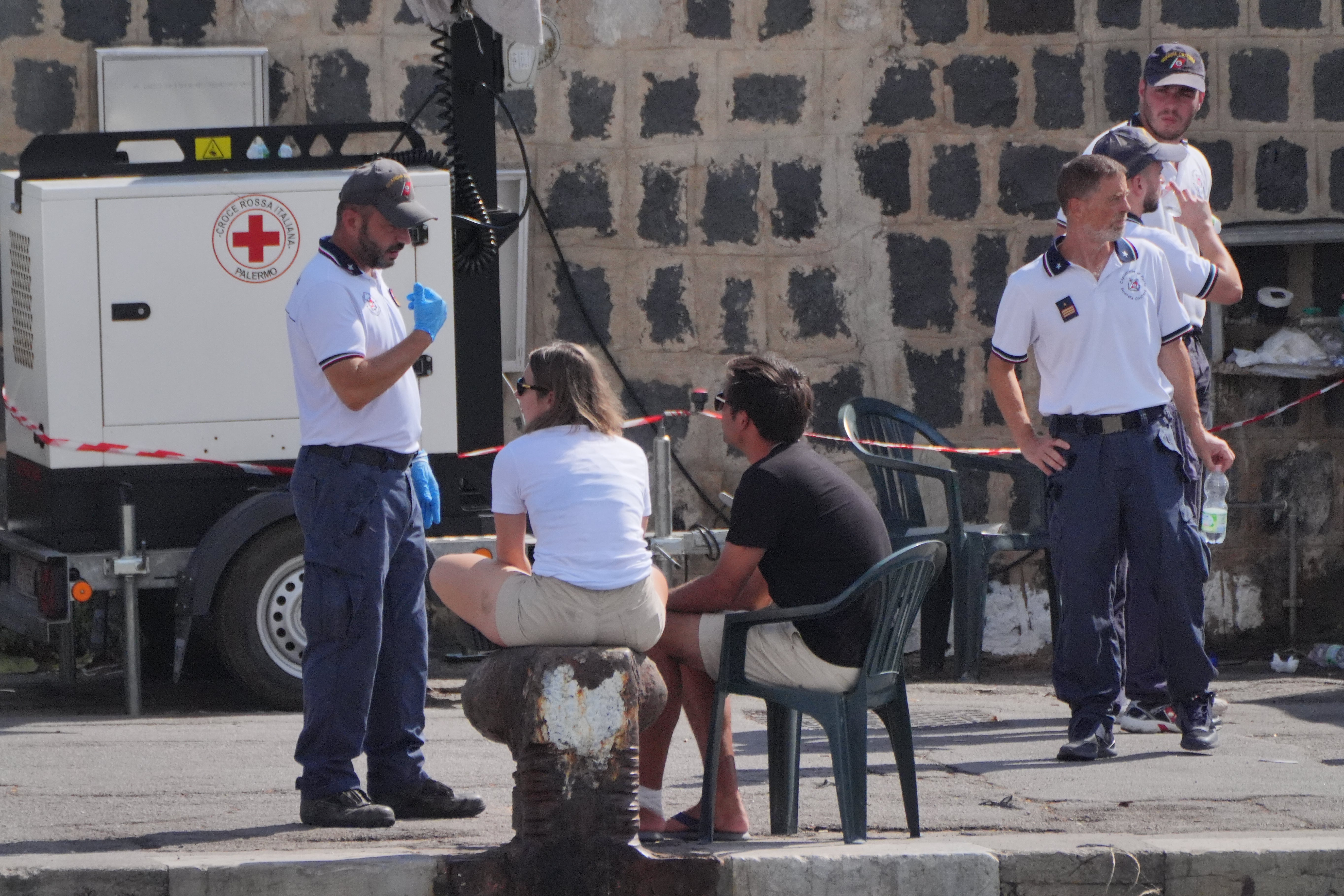 Se vio a personas hablando con miembros de la Guardia Costera italiana en la base de operaciones.