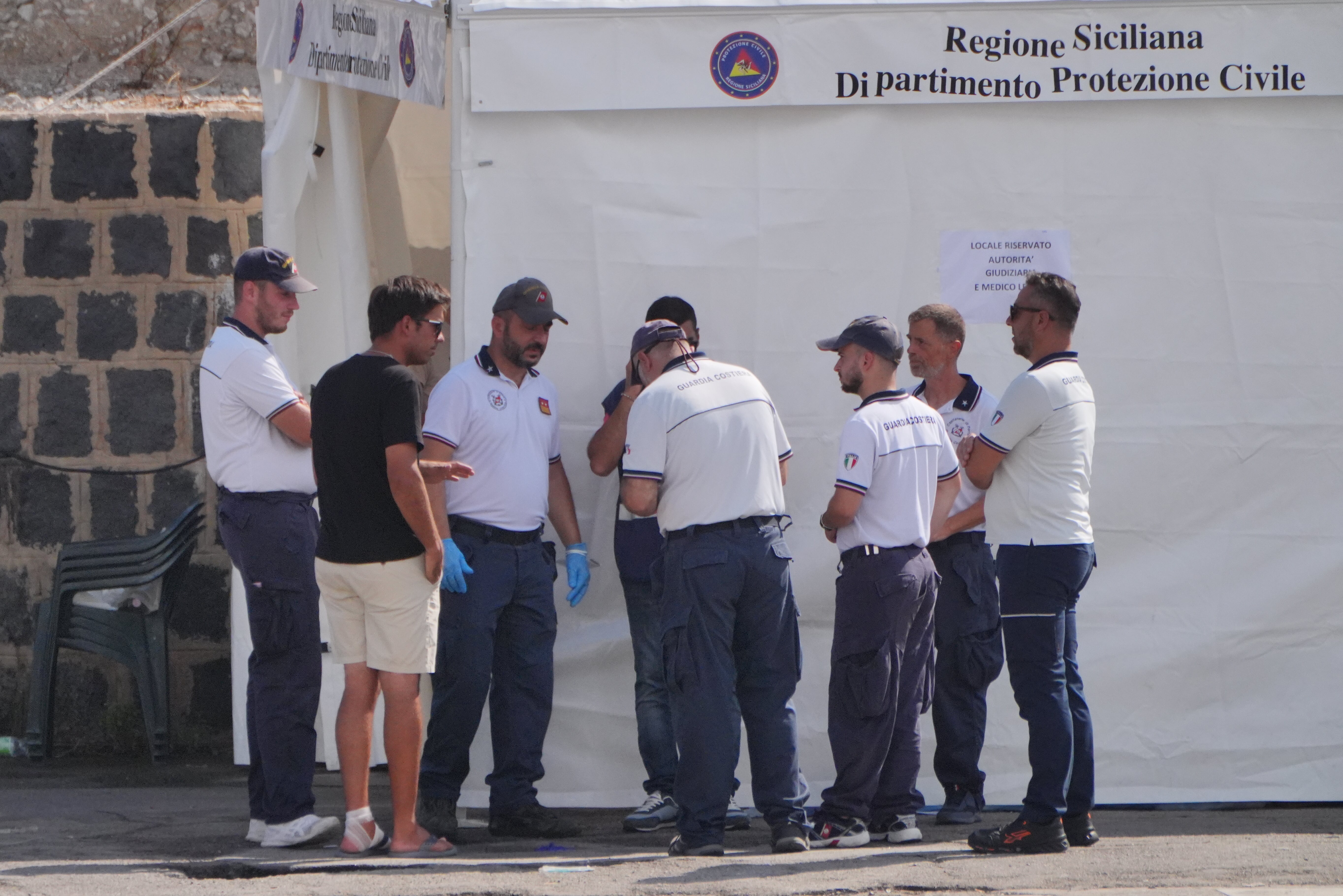 A Guarda Costeira italiana está no porto de Porticello enquanto os esforços de busca continuam