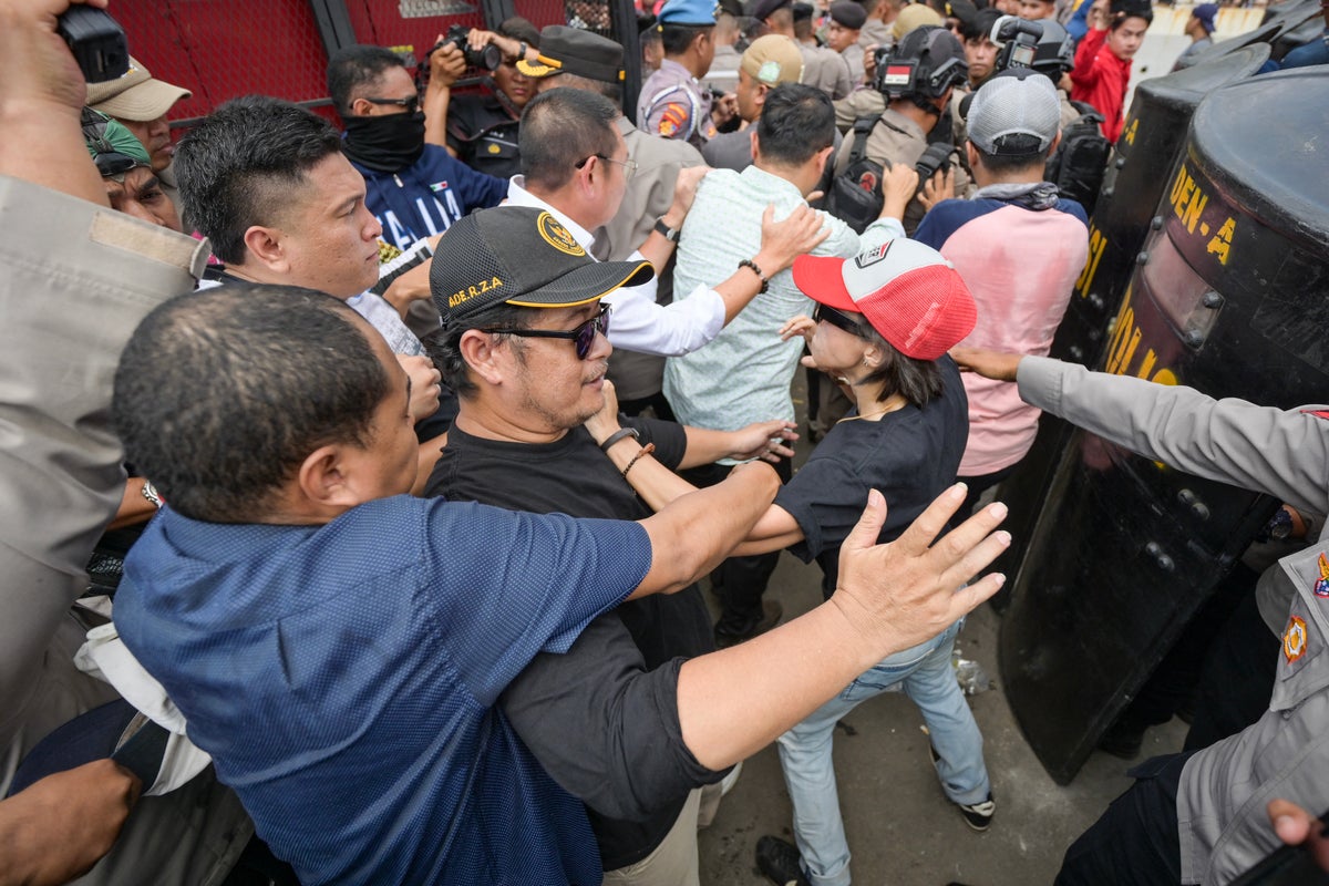 Thousands protest in Indonesia against election law change amid fears ...