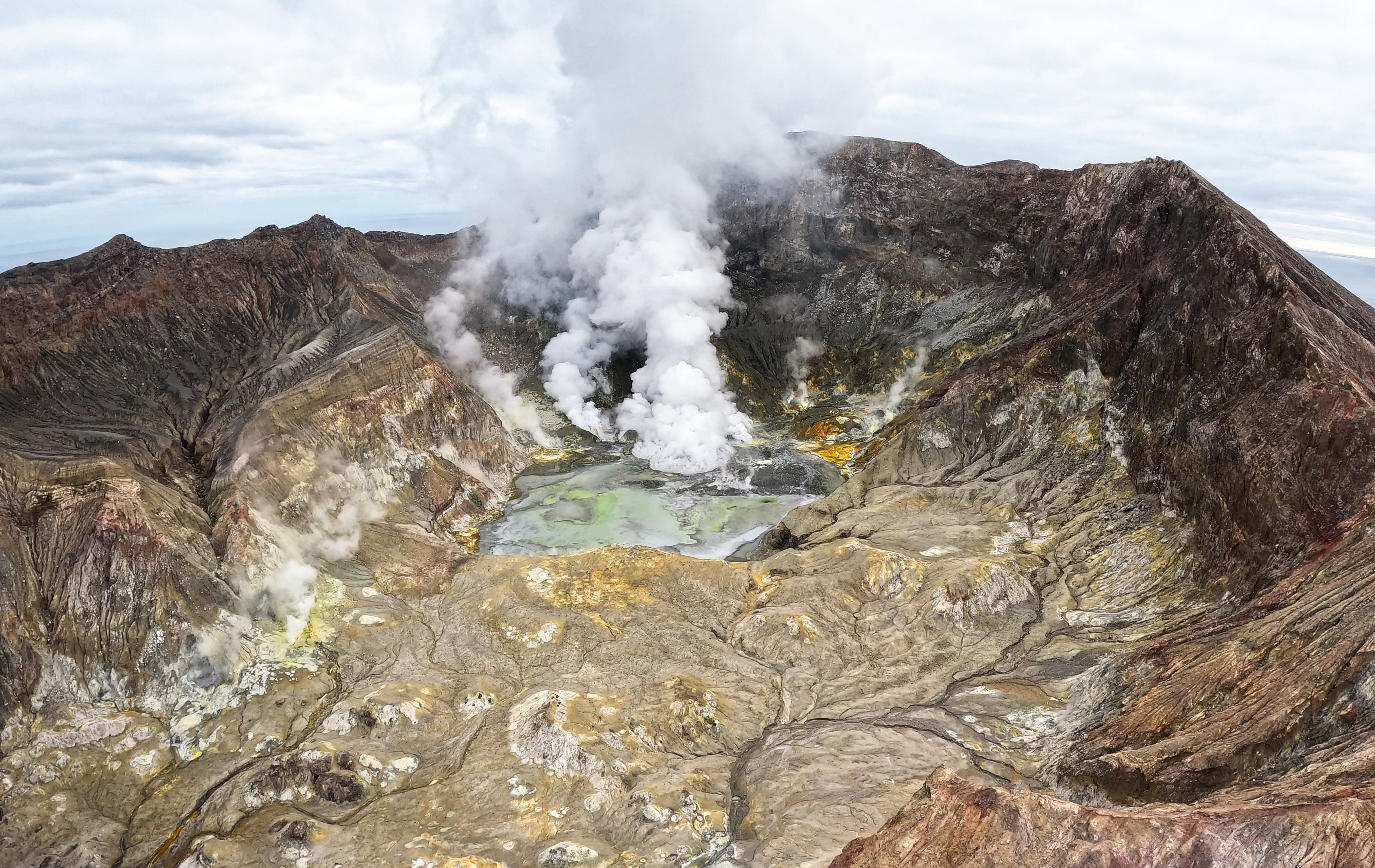 Vapor subindo do vulcão Whakaari White Island, na Nova Zelândia, na quinta-feira