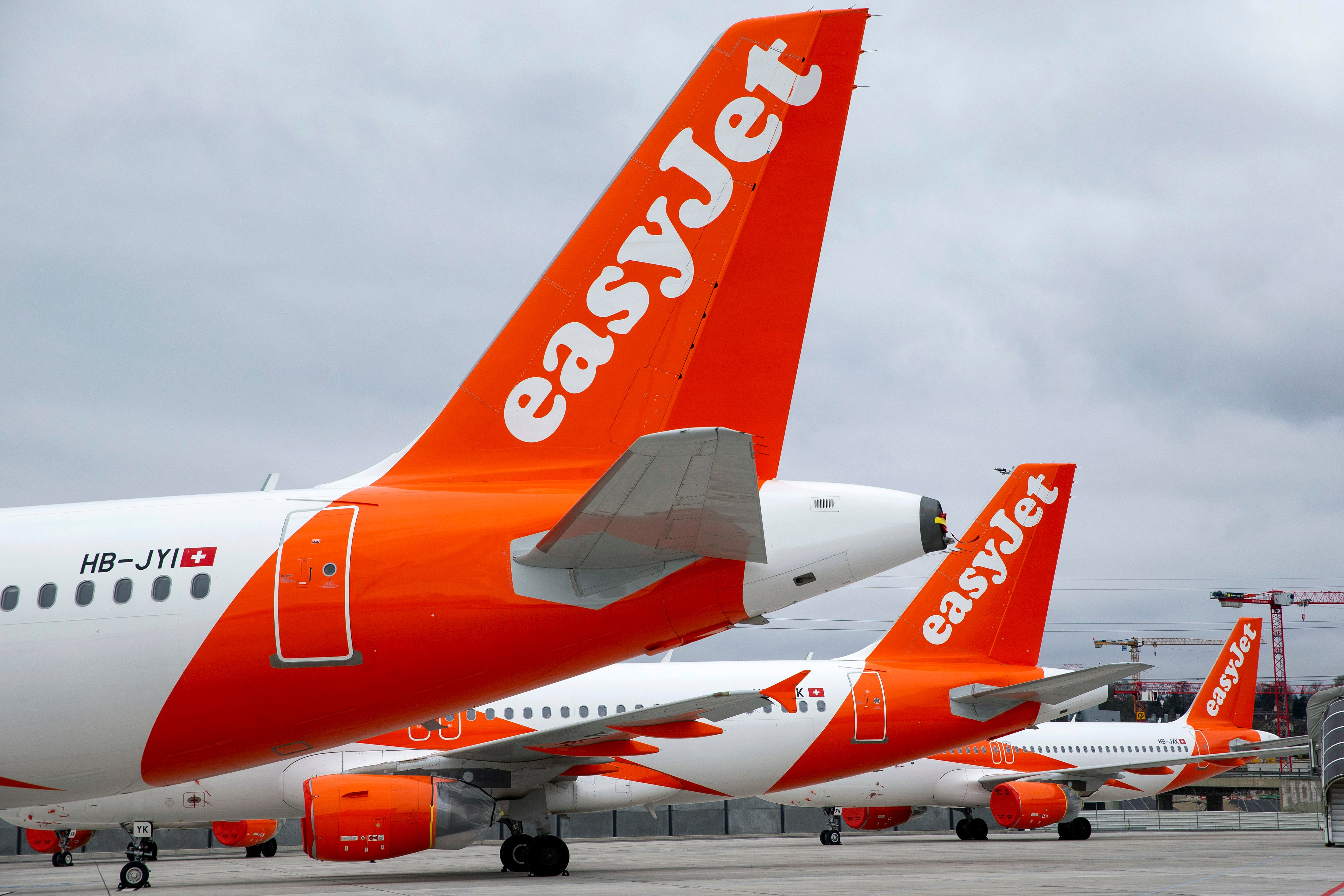 Aviões EasyJet estacionados na pista