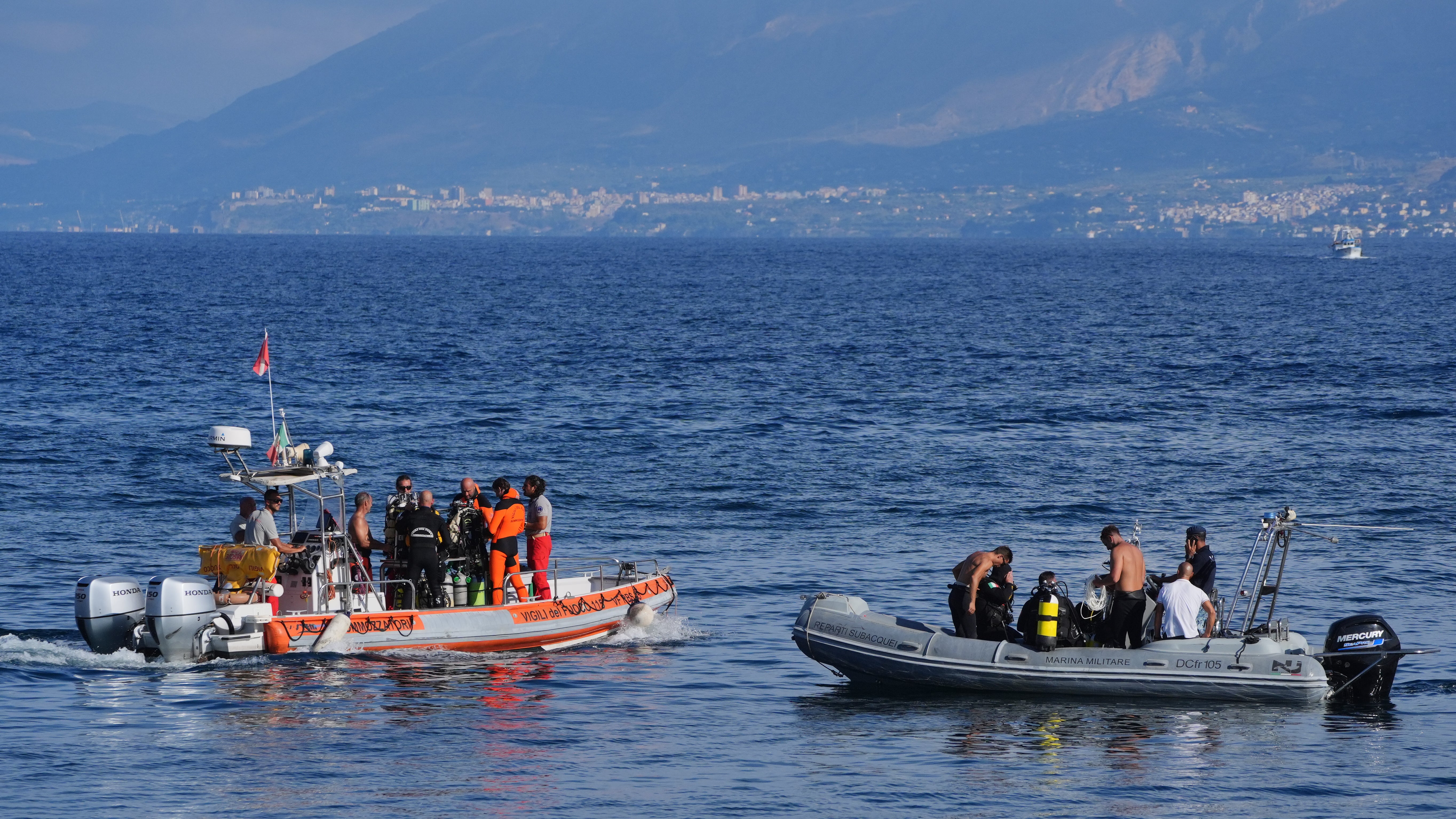 Ein Tauchteam des italienischen Feuerwehr- und Rettungsdienstes (links) und ein Tauchteam der italienischen Marine (rechts)