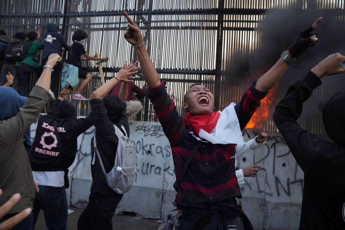 Protesters tear down parliament fence over controversial electoral law