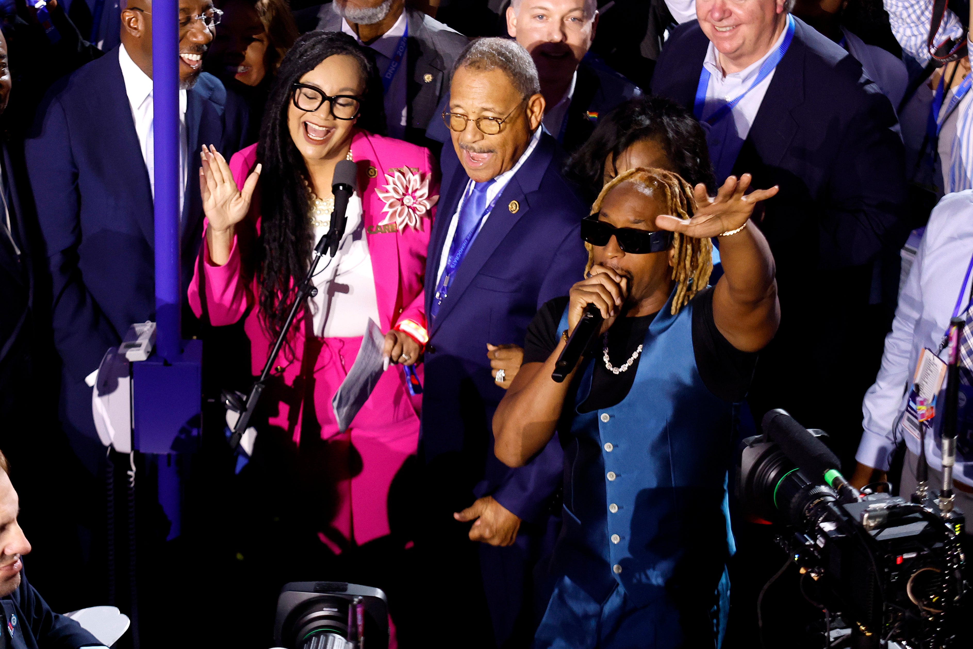 El rapero Lil Jon actúa con la delegación de Georgia durante la ceremonia de pase de lista de los estados en el segundo día de la Convención Nacional Demócrata en el United Center el 20 de agosto.