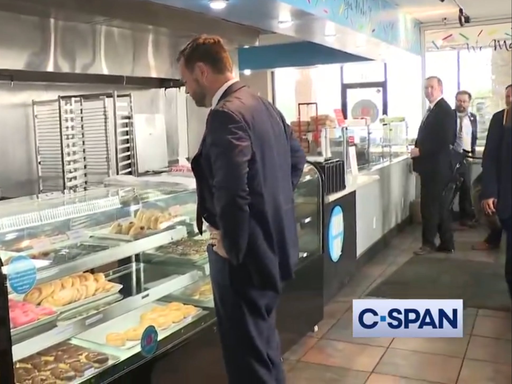 JD Vance has trouble making small talk while ordering donuts