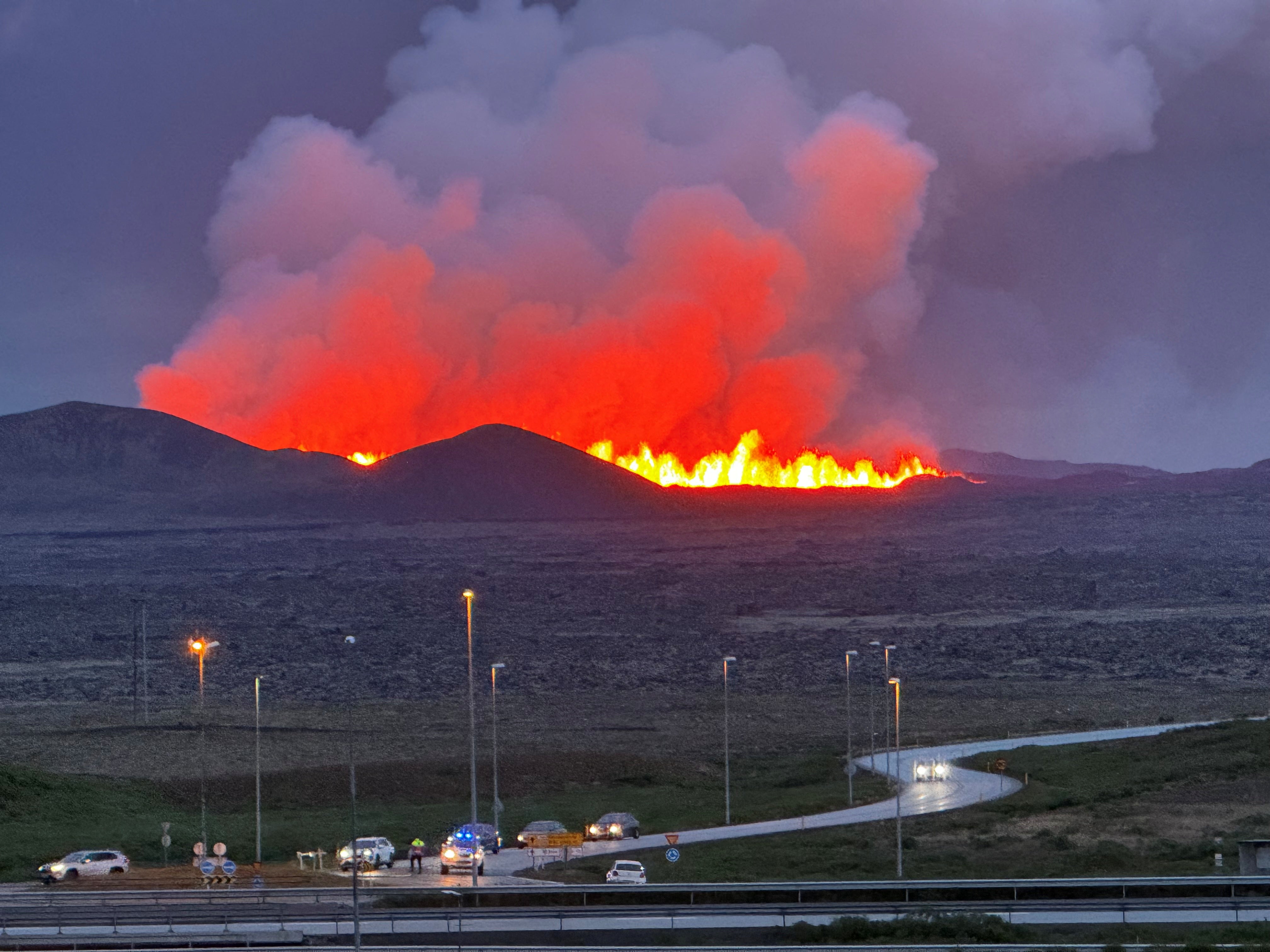 Un vulcano erutta vicino a Fogar, in Islanda, il 22 agosto 2024 in questa immagine ottenuta dai social media.