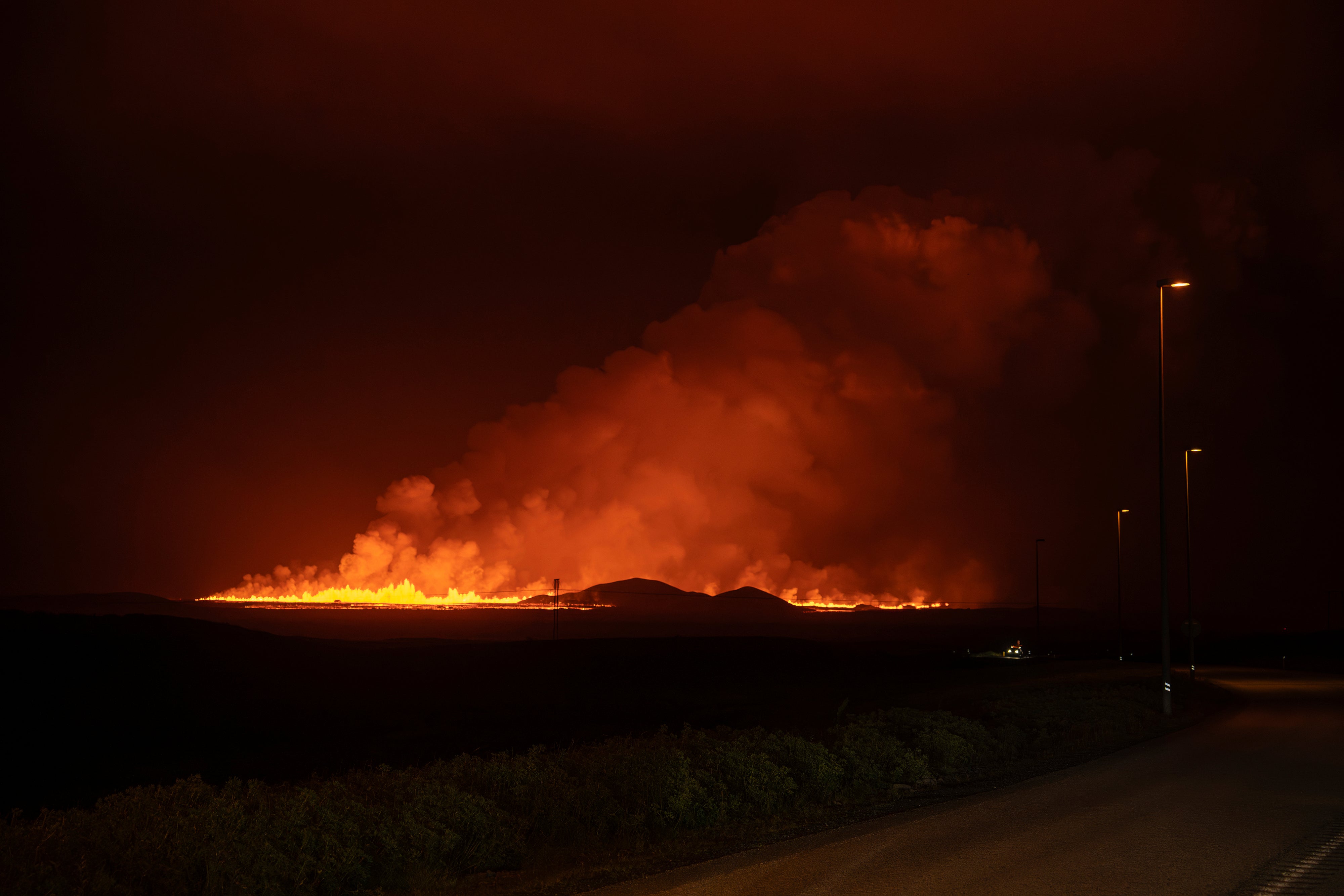 Una nuova eruzione vulcanica appare all'incrocio tra Reykjanespruit in Islanda e la strada che porta a Grindavik, giovedì 22 agosto 2024.