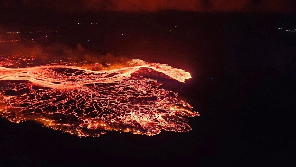 Il vulcano islandese erutta di nuovo con enormi colonne di lava visibili da Reykjavik