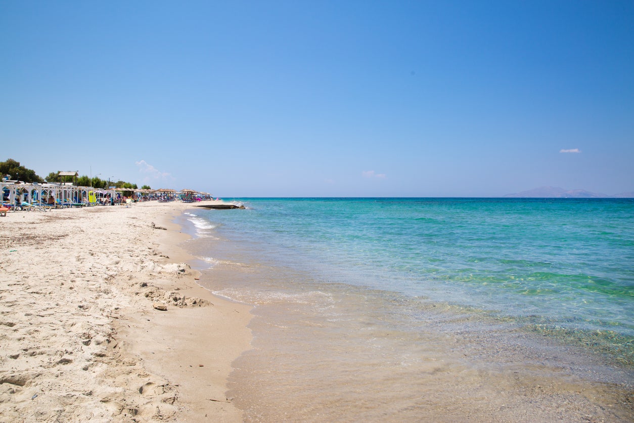 Praia de Marmari na ilha de Kos, Grécia, é a praia com a areia mais branca da Europa