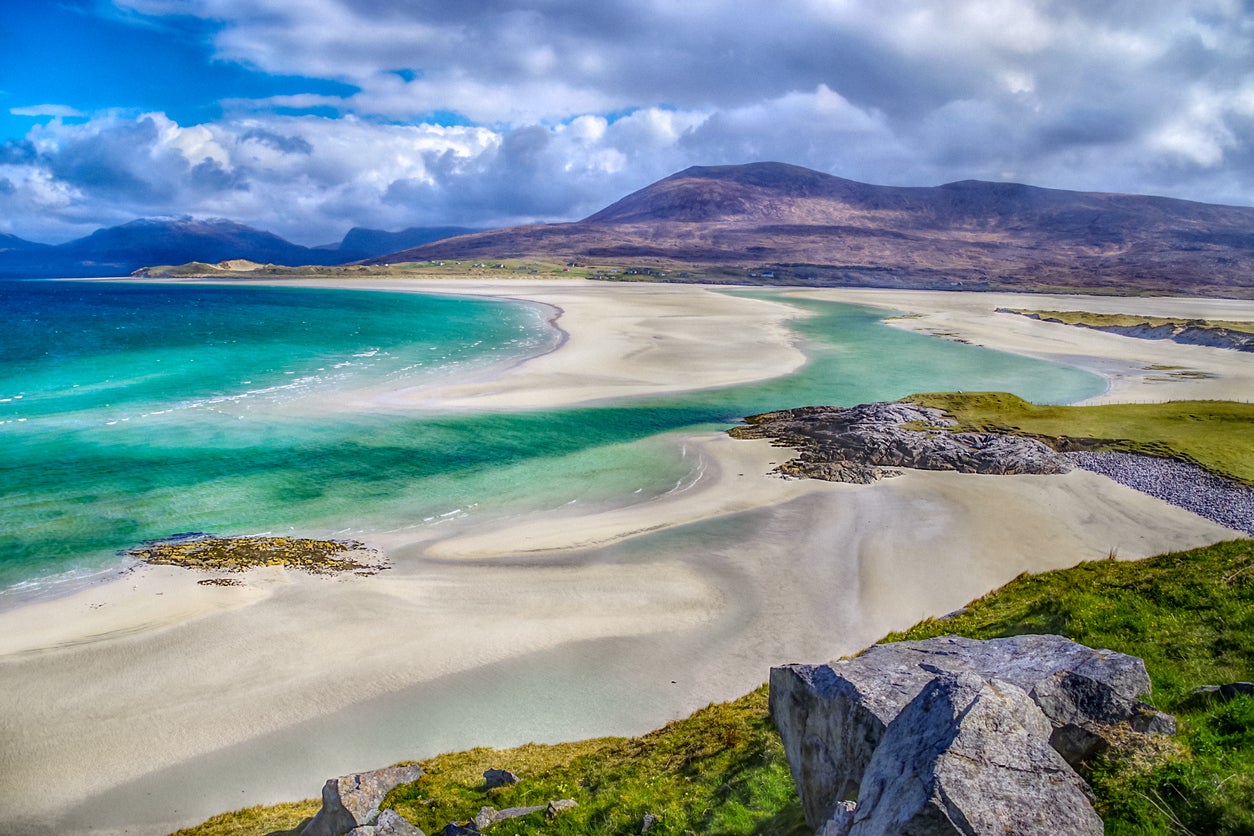 A praia de Luskentyre, na Ilha de Harris, na Escócia, está classificada entre as praias mais brancas do mundo