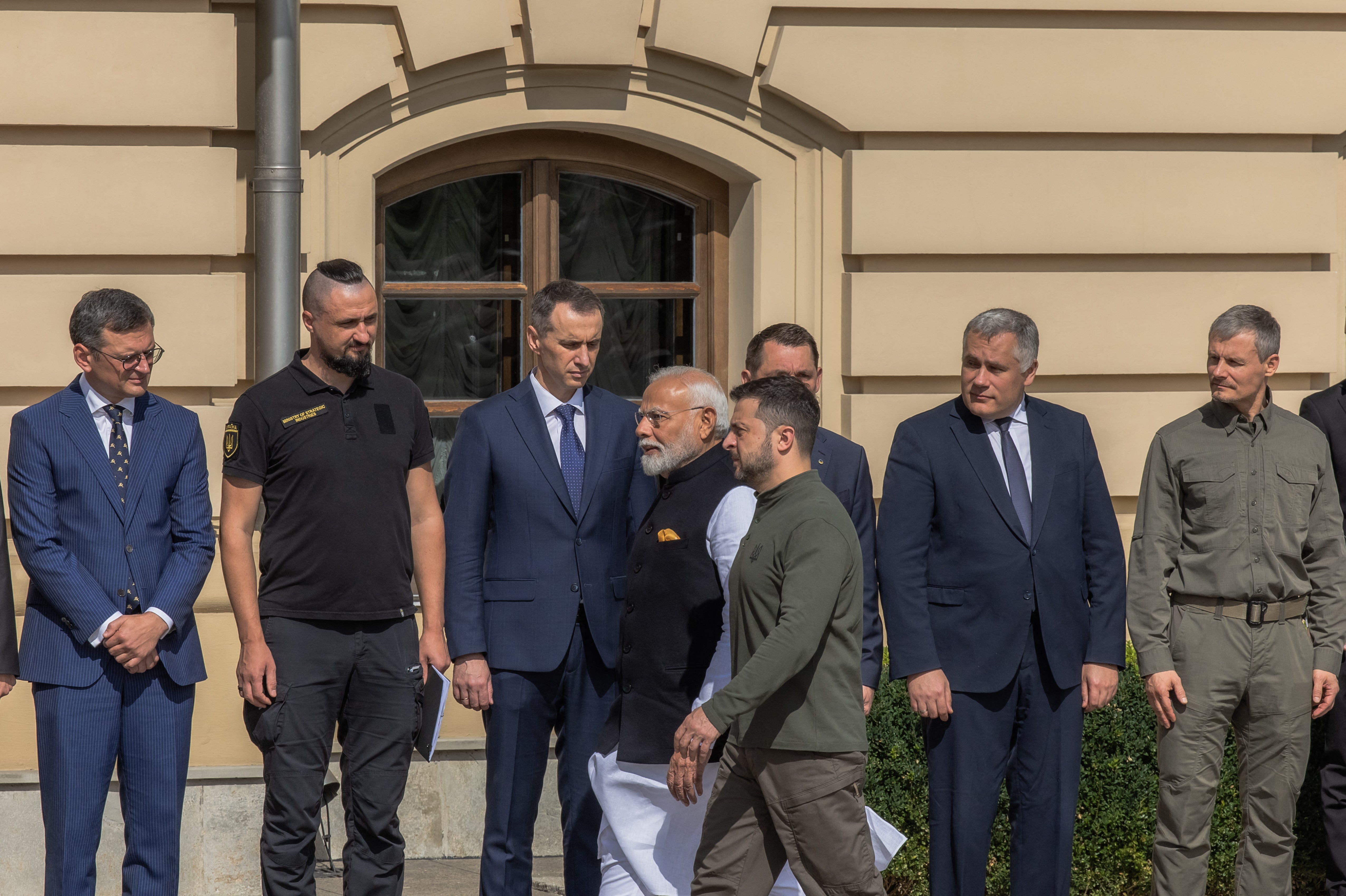 Volodymyr Zelensky and Narendra Modi at the entrance of the Mariinskyi Palace