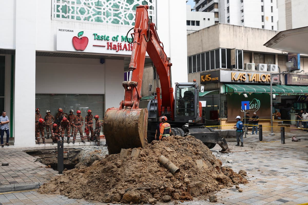 马来西亚天坑：马来西亚当局部署喷水器搜寻印度游客，与时间赛跑