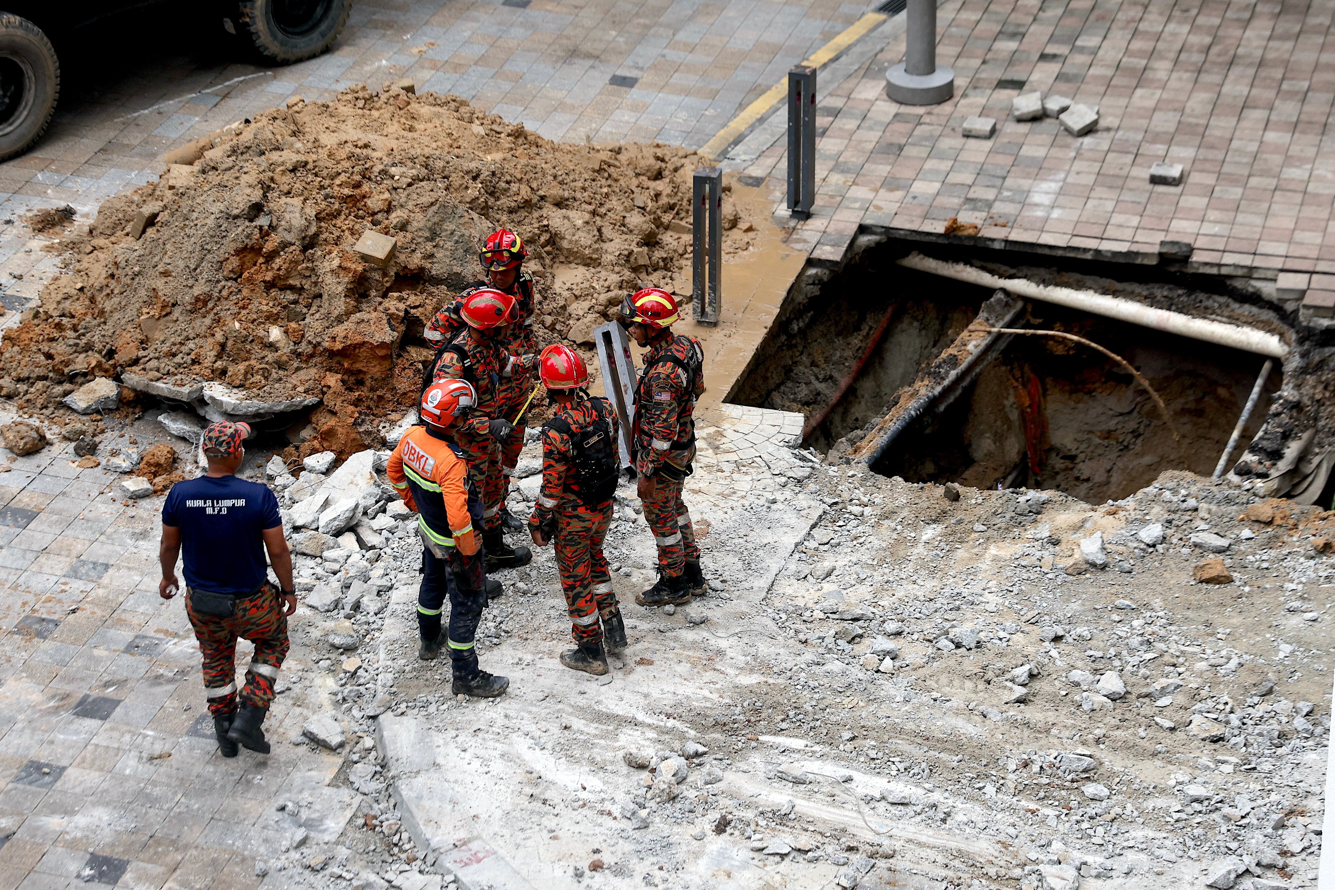 <p>Rescue operation after woman falls into 8-meter deep sinkhole in Kuala Lumpur</p>