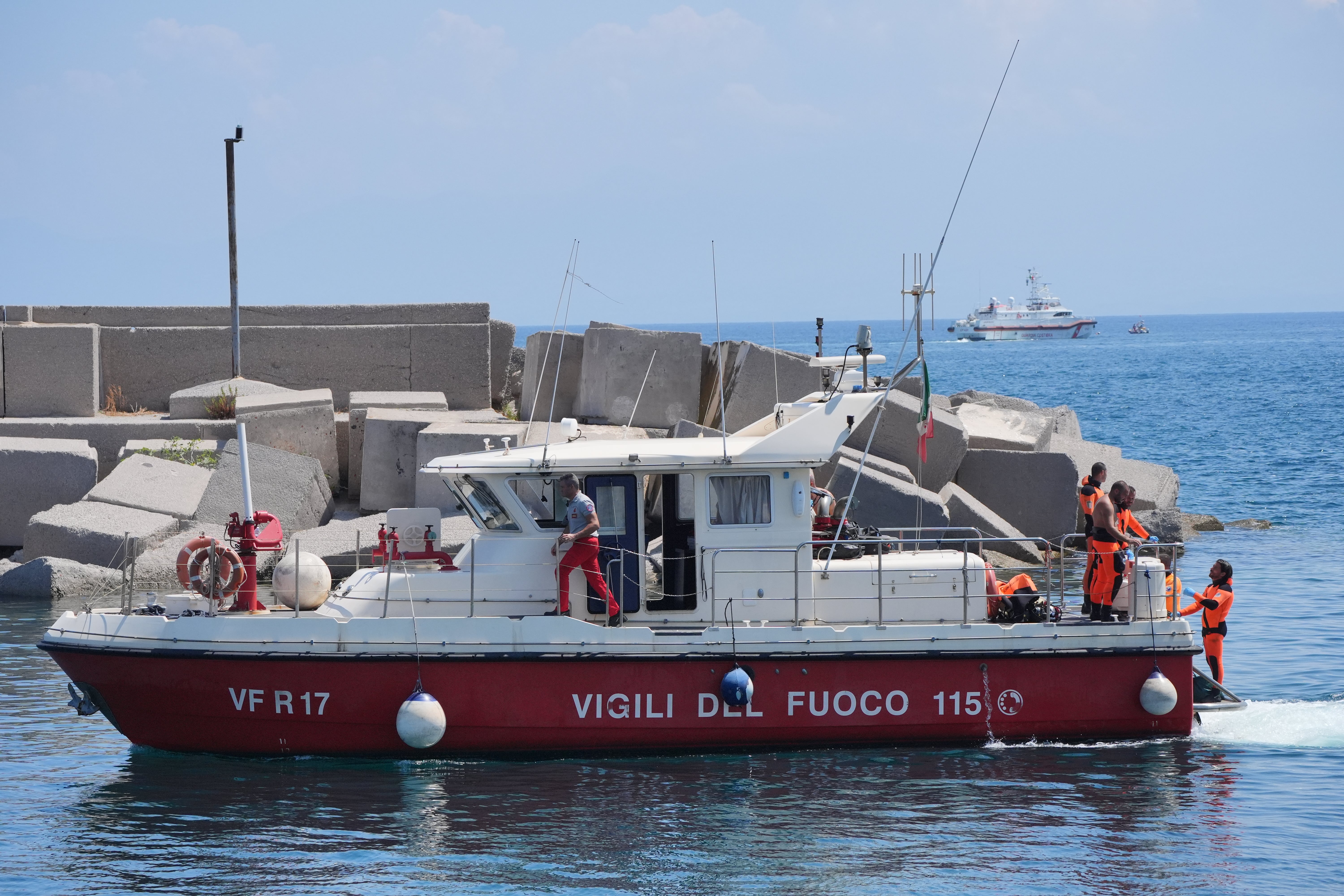 Ein Tauchboot der Feuerwehr mit der Leiche von Hannah Lynch kehrt zum Hafen von Porticello zurück, nachdem sie die siebte Person war, bei der der Tod bestätigt wurde.