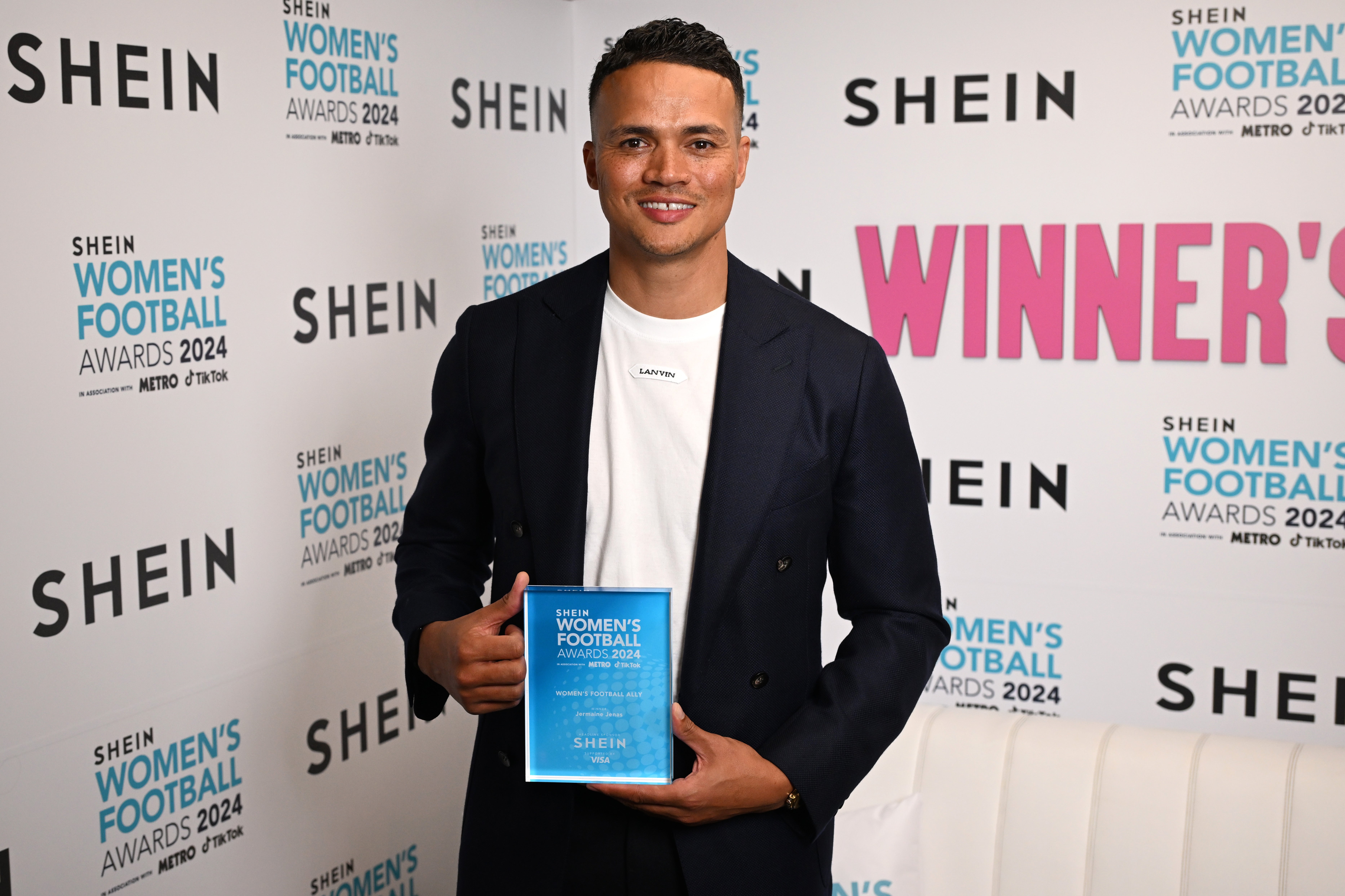 Jenas com seu troféu do Women's Football Ally Award