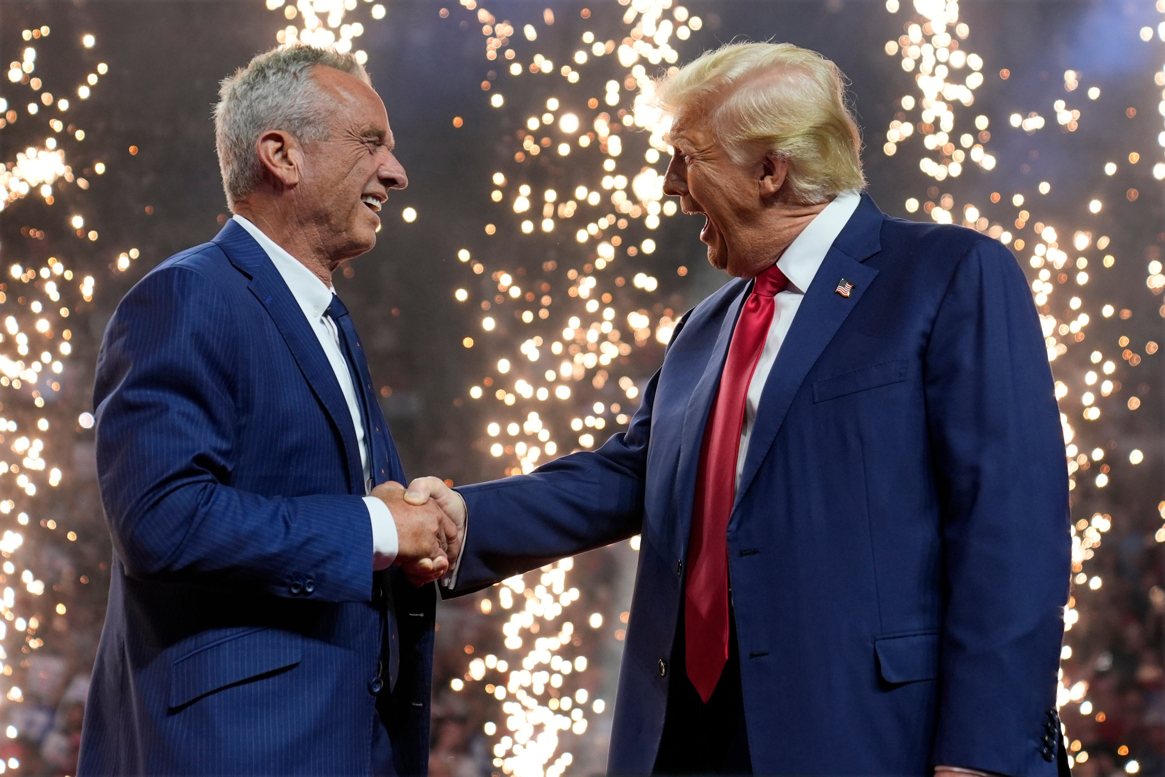 Donald Trump dá as boas-vindas a Robert F Kennedy Jr ao palco no Arizona na sexta-feira, enquanto o hit do Foo Fighters, My Hero, tocava