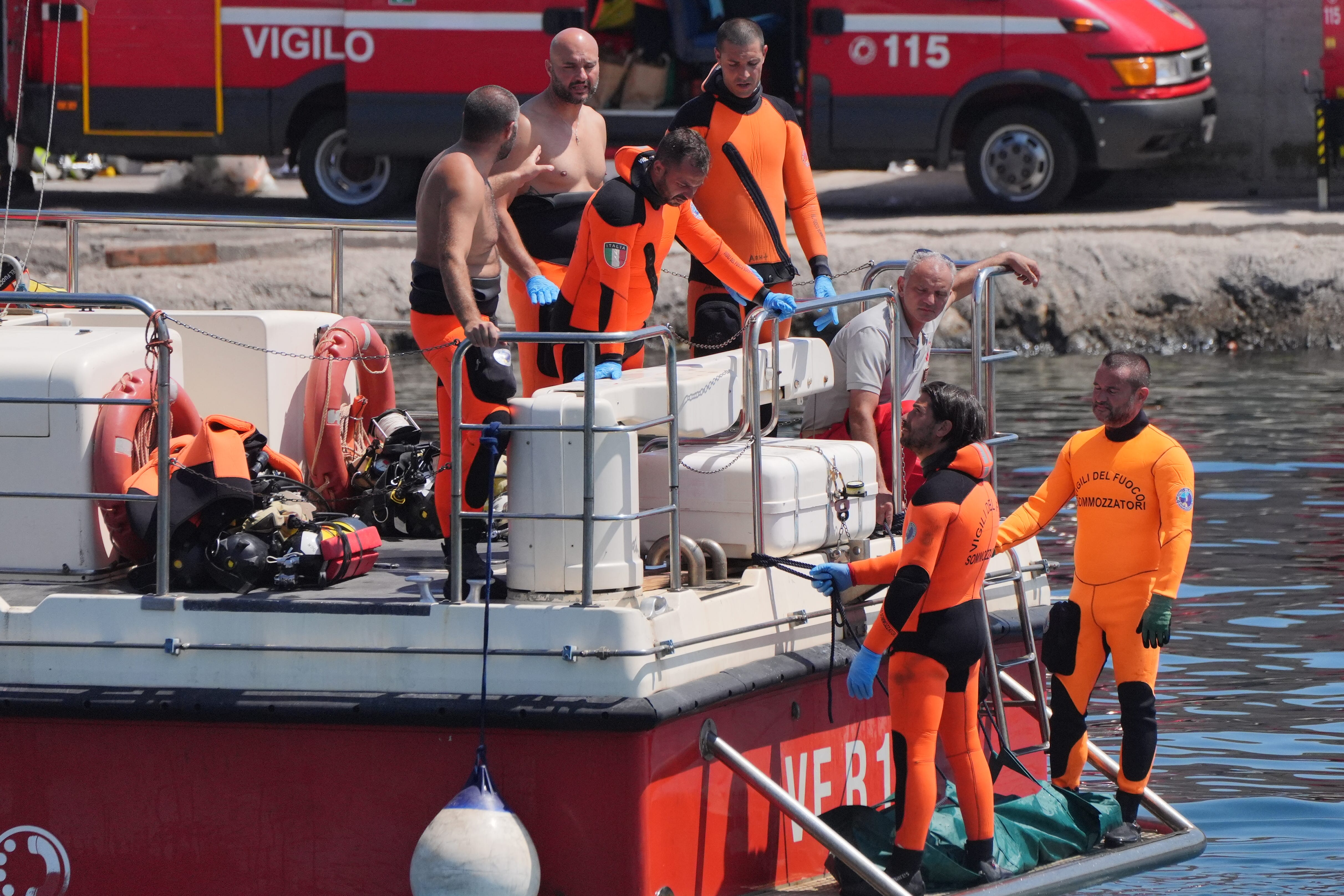 Porticello limanında bir ceset torbası karaya çıkarıldı (Jonathan Brady/PA)