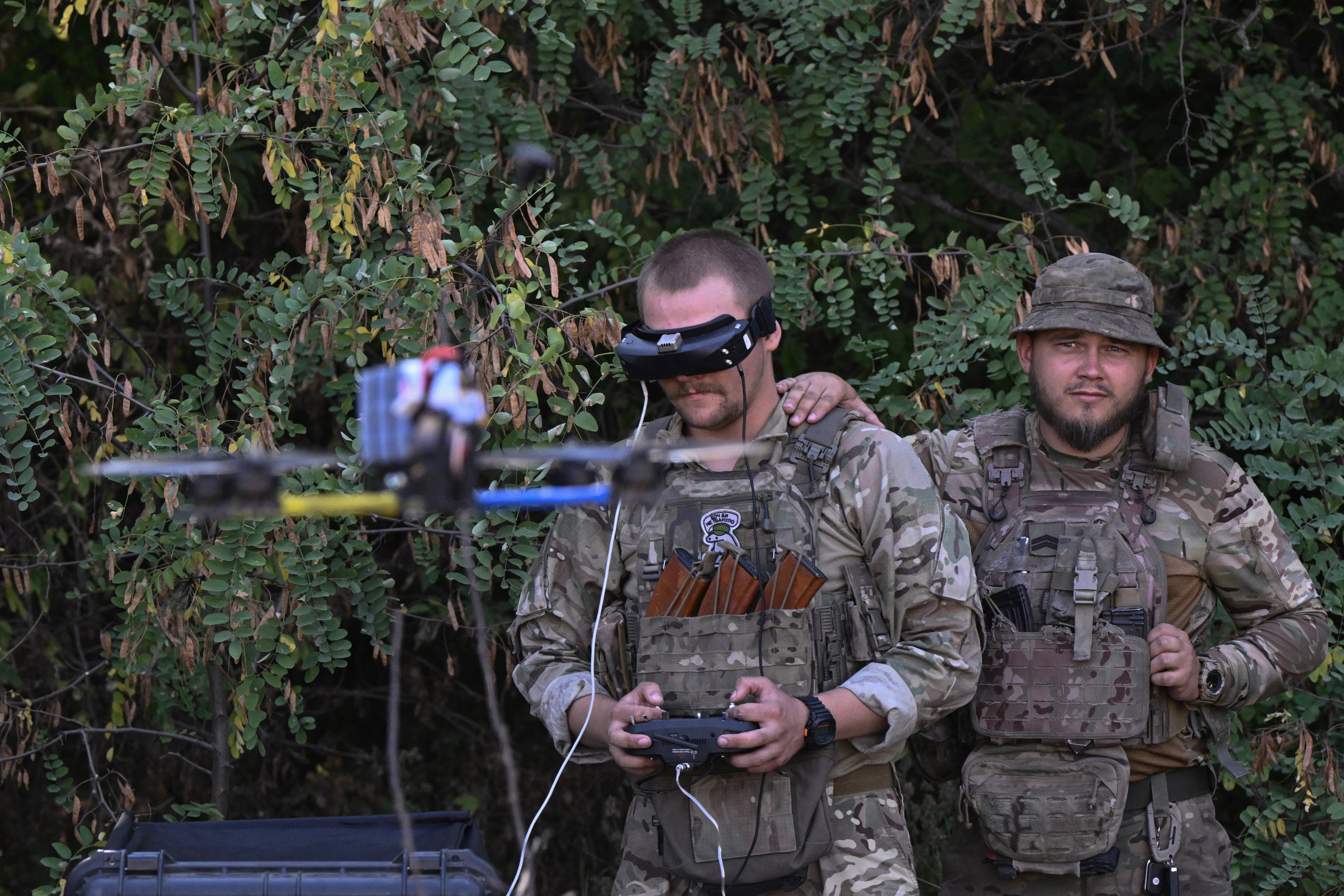 Ukrainische Soldaten mit Rufzeichen Fox (links), 21 Jahre alt, und Rufzeichen NATO (rechts), 27 Jahre alt, von der taktischen Gruppe Midwed (Honey Badger) führen einen Trainingsflug mit einer First-Person-Perspektive (FPV)-Drohne durch ein unbekannter Ort