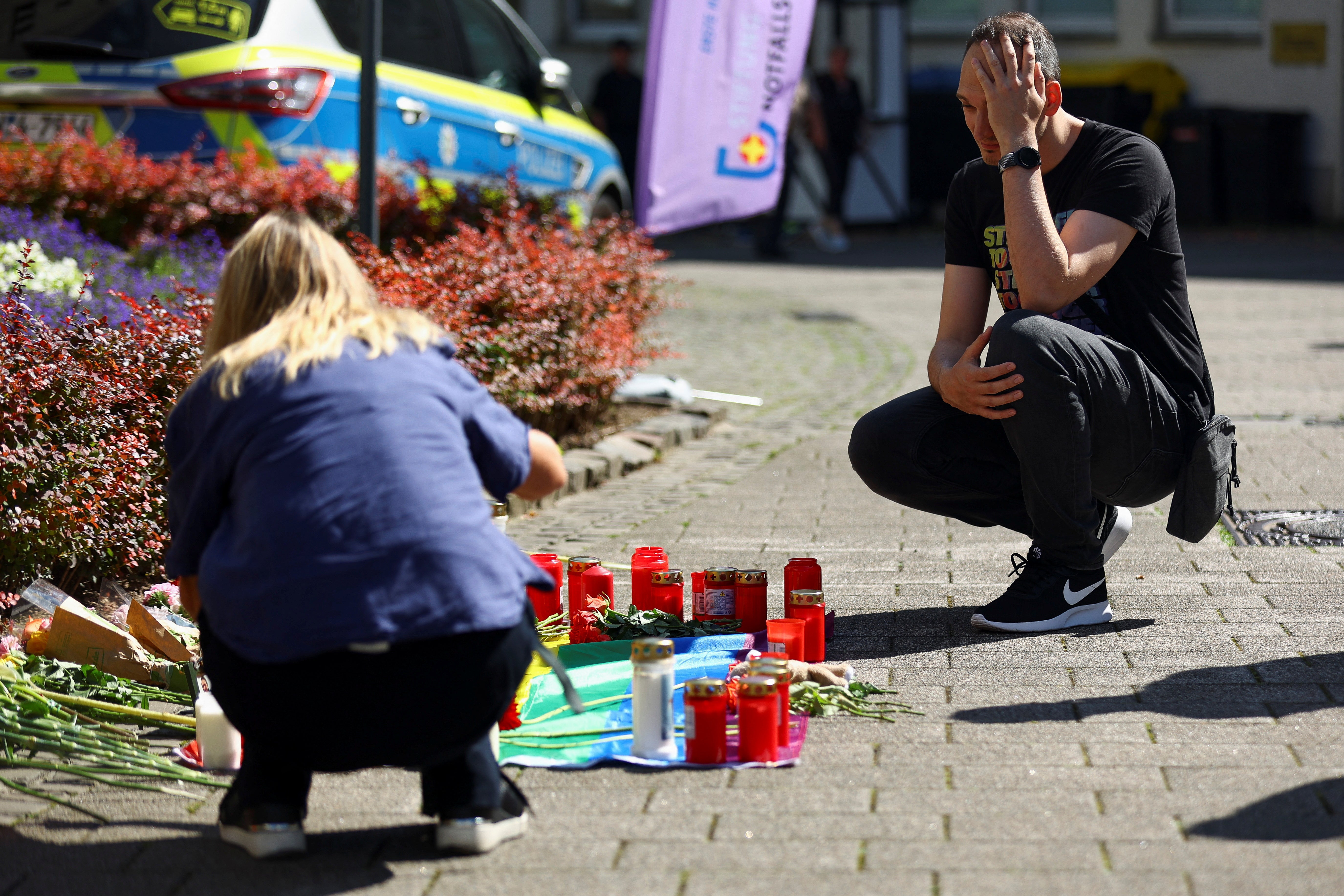 Am Unfallort erweisen die am Boden zerstörten Einheimischen ihre Aufwartung