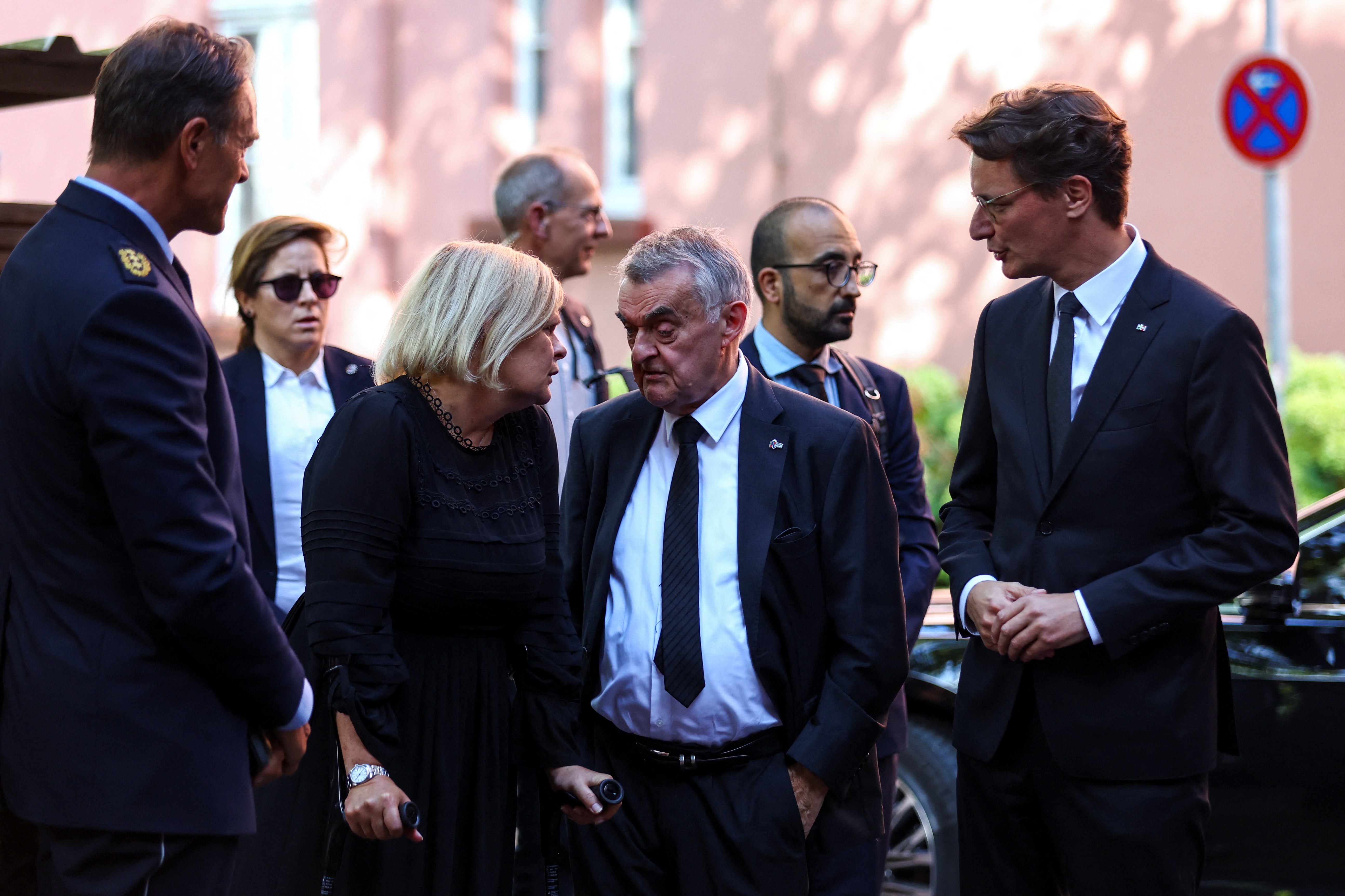 Frau Weisser traf sich mit Herbert Royle (Mitte), dem Innenminister des Staates, und Hendrik West (rechts), dem Ministerpräsidenten des Staates.