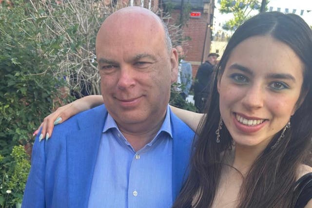 <p>Mike Lynch y su hija Hannah, de 18 años, están entre los siete fallecidos tras el hundimiento del superyate frente a las costas de Sicilia la semana pasada</p>