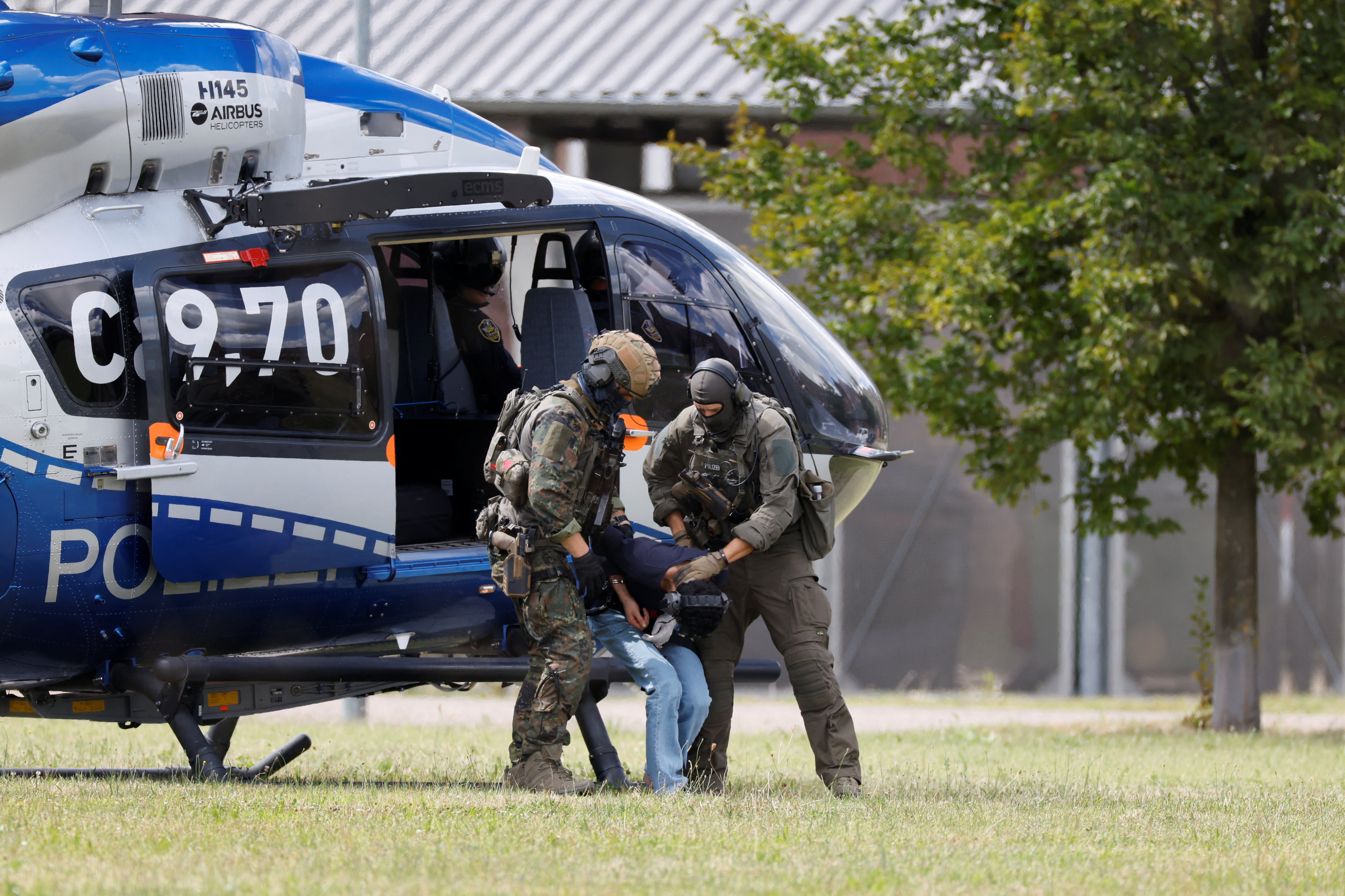 A suspect in the stabbing at a folk festival in Solingen was brought to the Federal Prosecutor's Office in Karlsruhe.