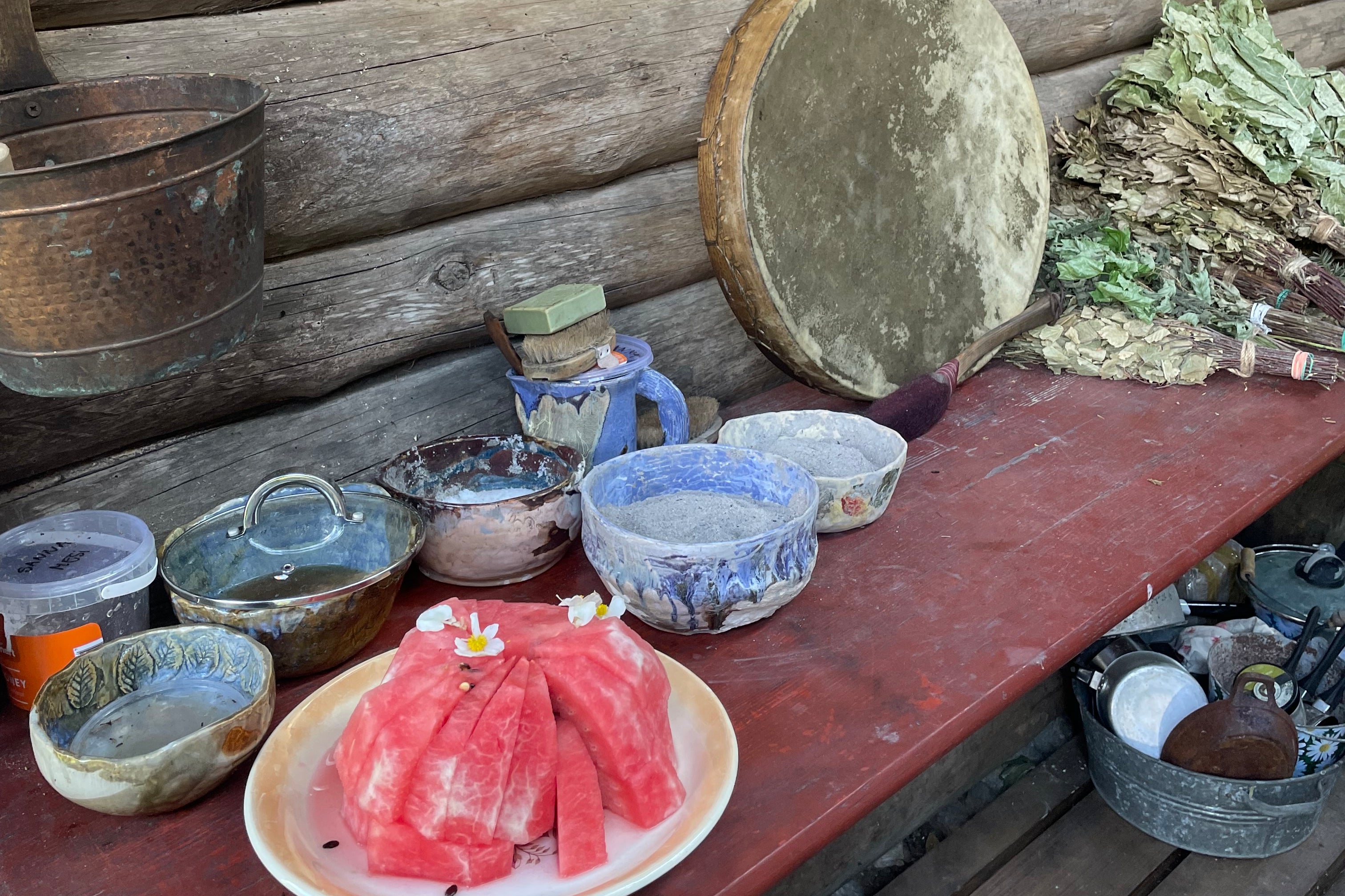 As meninas comeram melancia para se manterem hidratadas e se esfregaram com cinza de sabugueiro na Fazenda Mooska