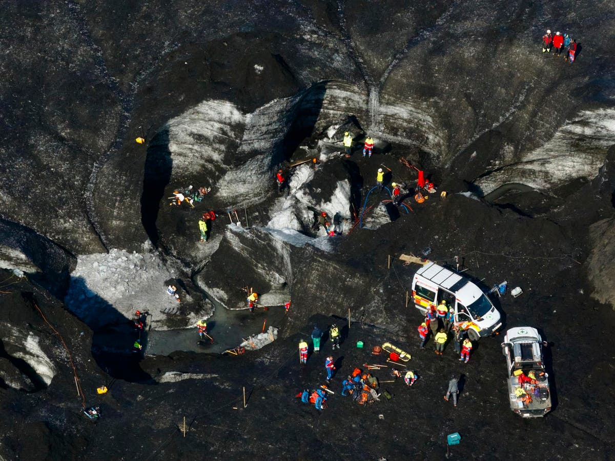 Ice cave collapse in Iceland kills 1 tourist and leaves 2 missing Ice cave collapse in Iceland kills 1 tourist and leaves 2 missing