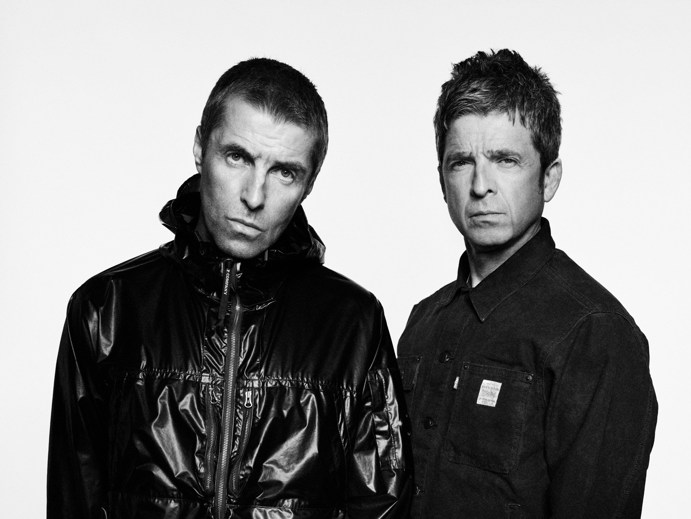 Liam e Noel Gallagher, fotografados juntos pela primeira vez em 15 anos enquanto anunciam uma grande turnê do Oasis para 2025