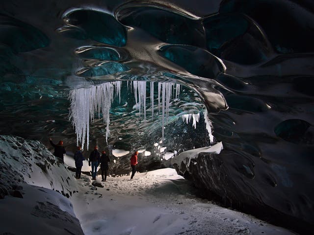 <p>One tourist died when an ice cave in the Breiðamerkurjökull glacier collapsed on Sunday </p>