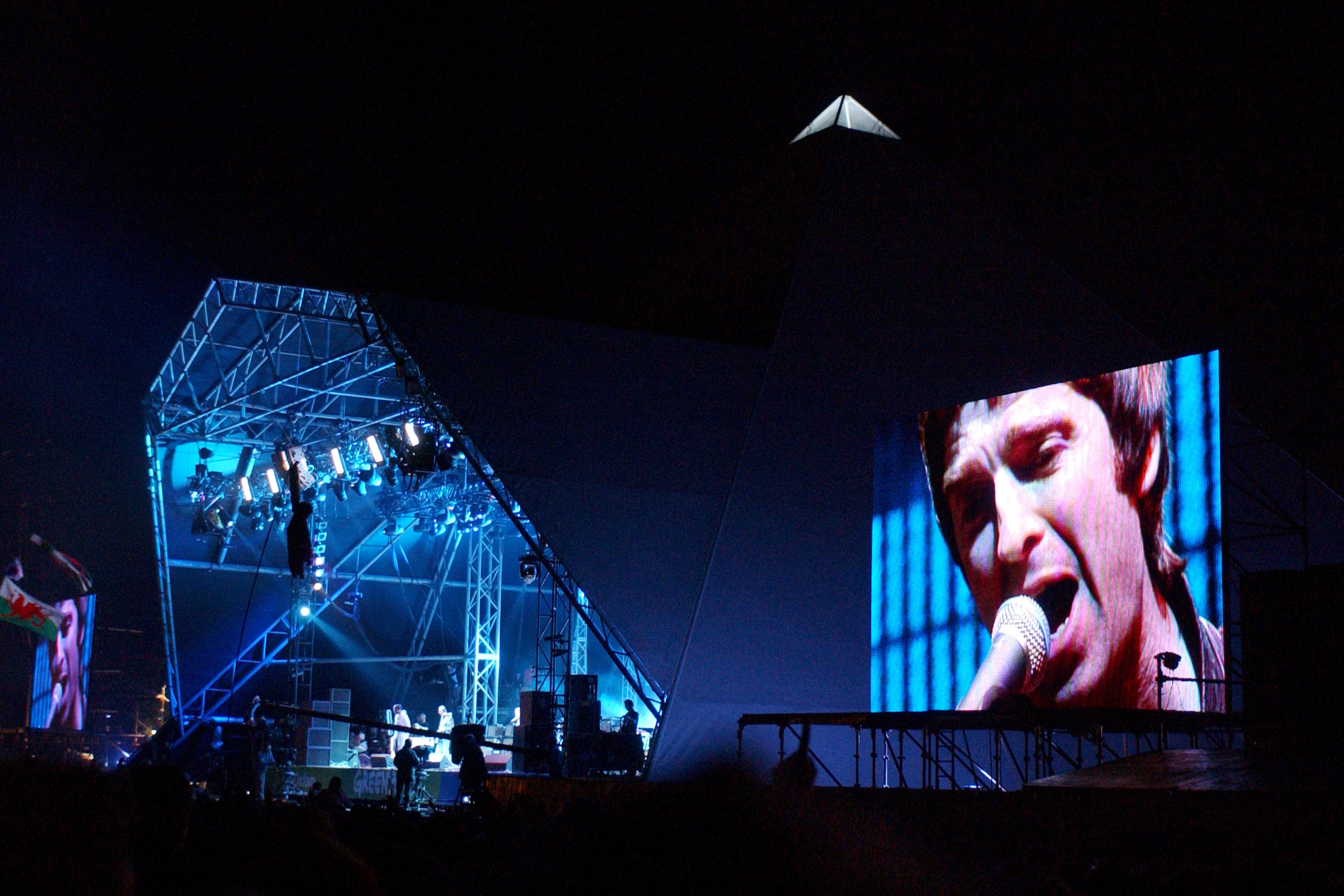 Oasis quando se apresentaram ao vivo no palco durante o Festival de Glastonbury (Yui Mok/PA)