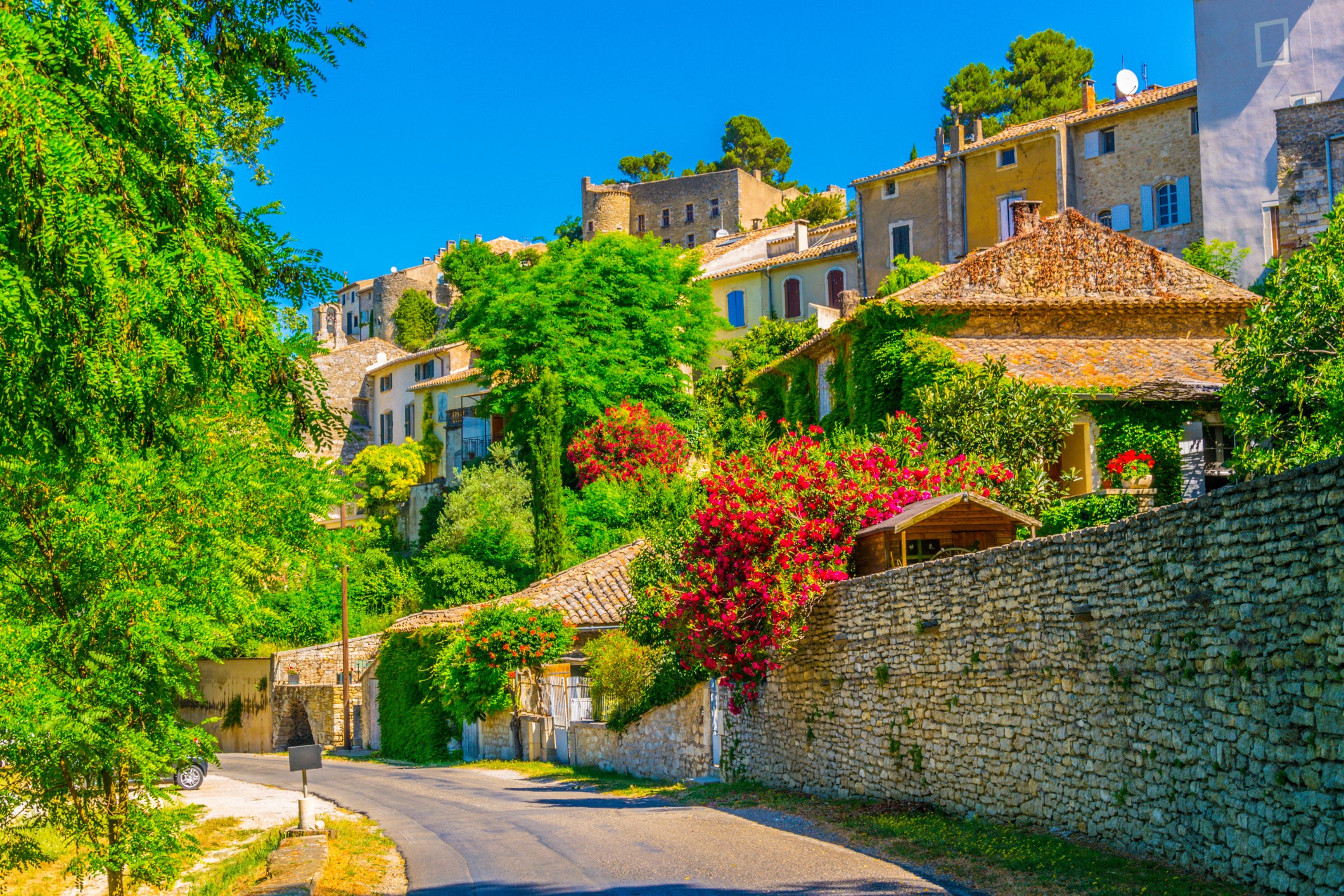 Diga bonjour a Ménerbes para apreciar as vistas das montanhas Luberon