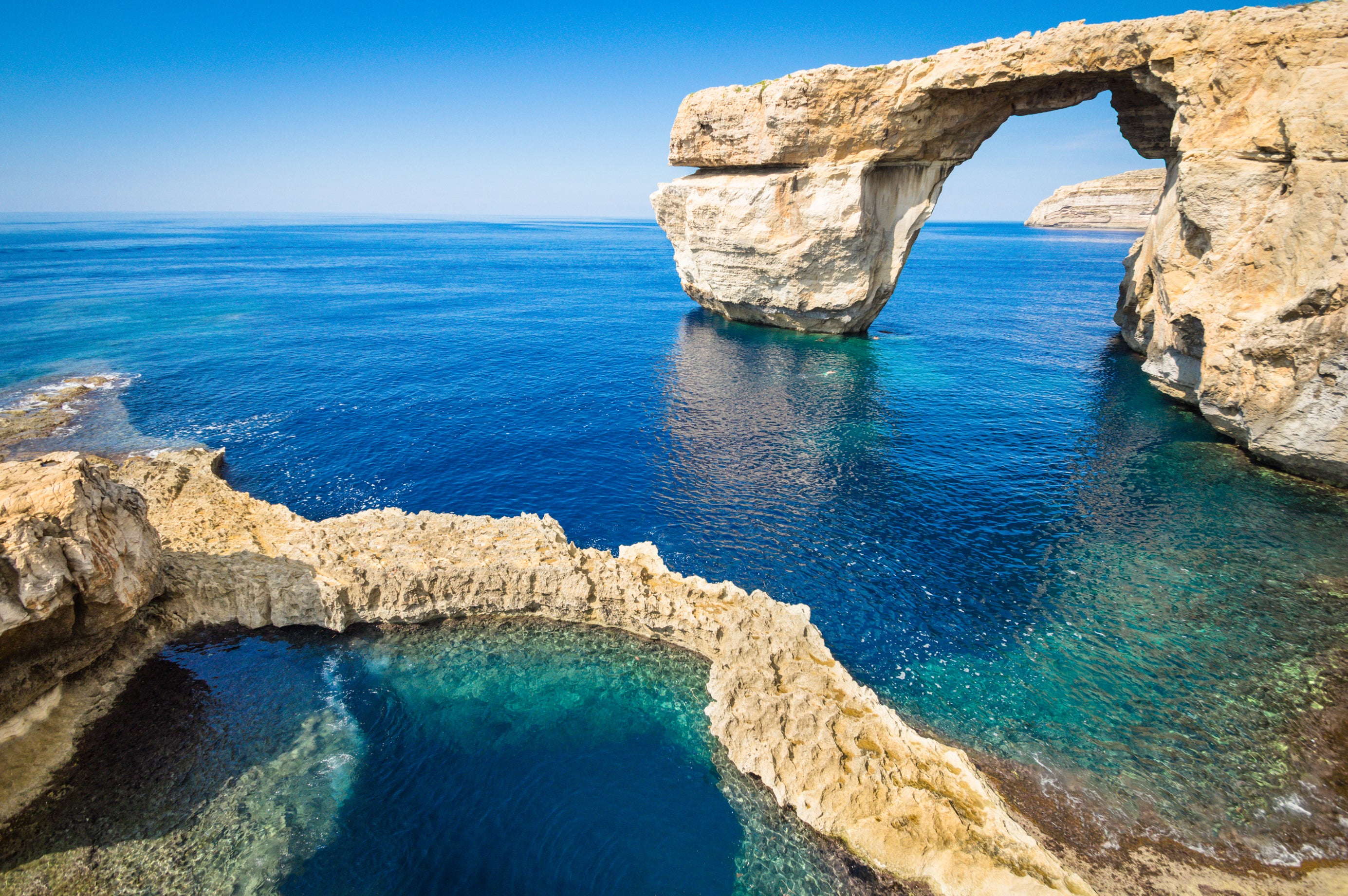 Vá para Gozo para ver piscinas naturais e ruínas de templos